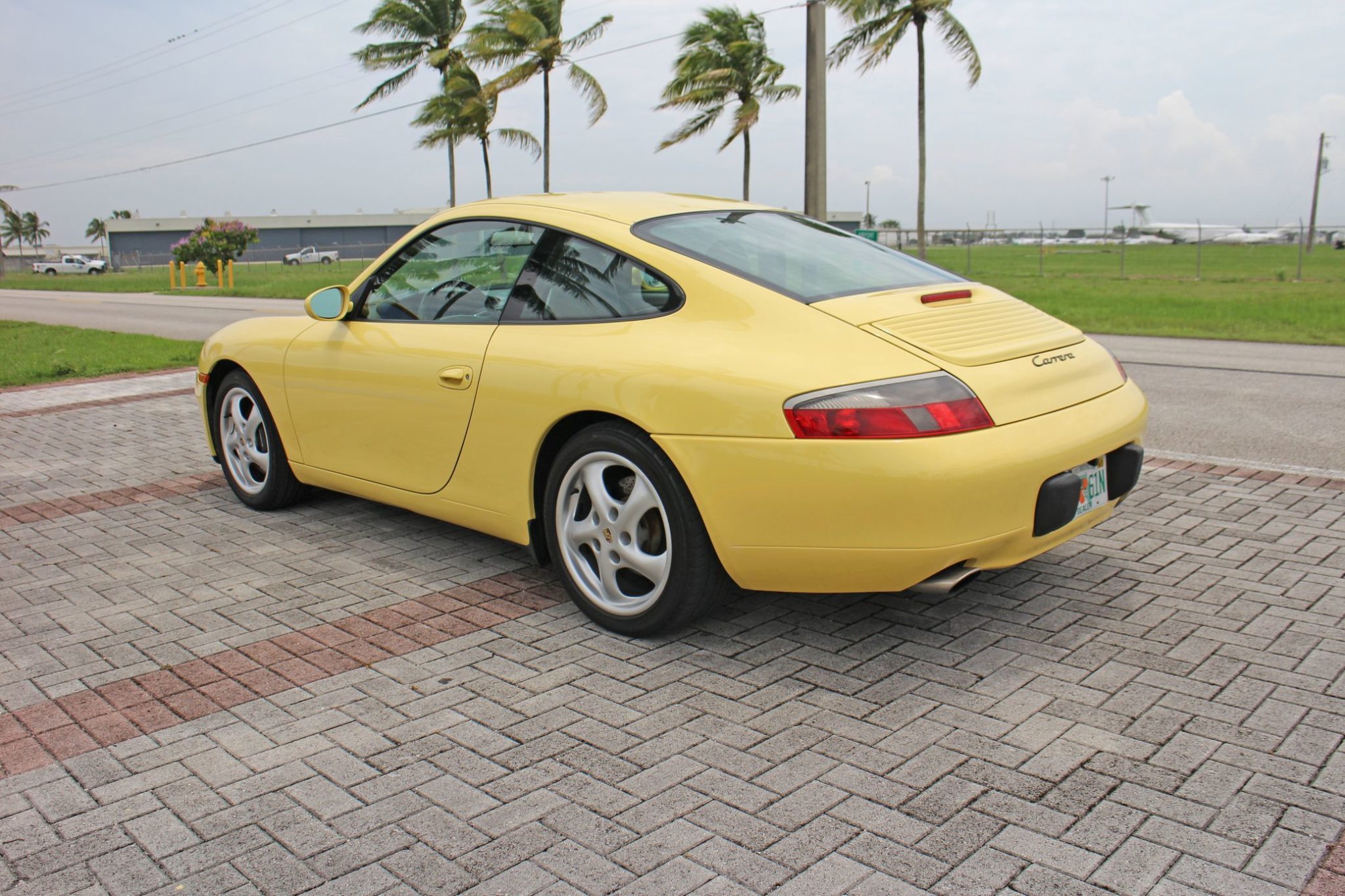 Laden Sie das Auto, Coupe, Altes Auto, Fahrzeuge, Porsche 911 Carrera, Gelbes Auto-Bild kostenlos auf Ihren PC-Desktop herunter