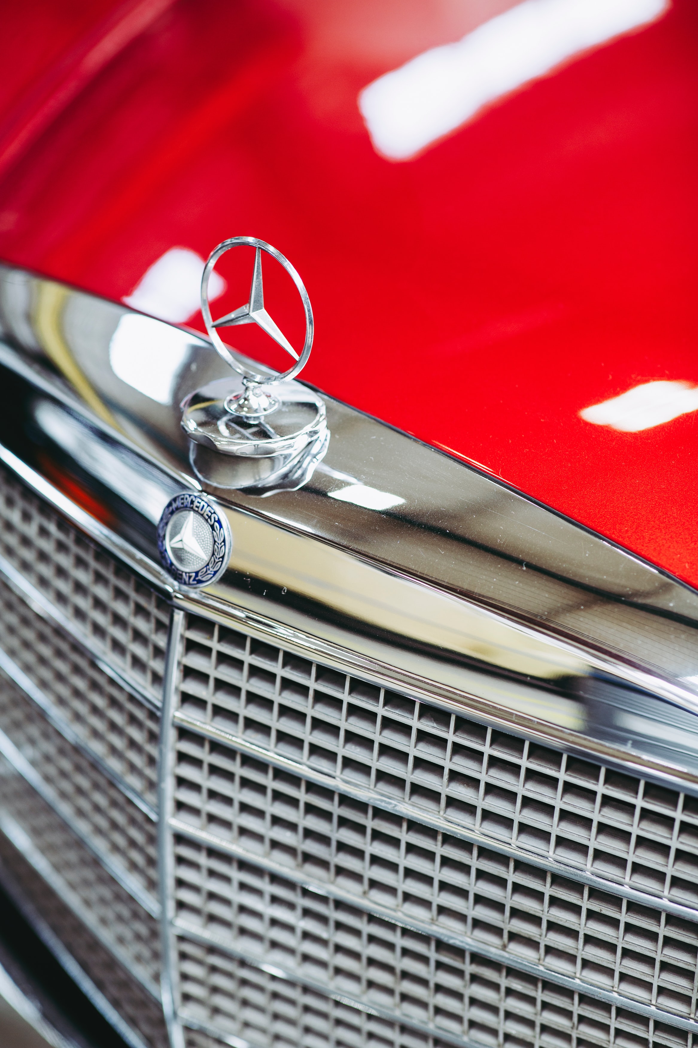 Скачать картинку Mercedes Daimler Benz 280, Тачки (Cars), Mercedes, Красный, Знак в телефон бесплатно.