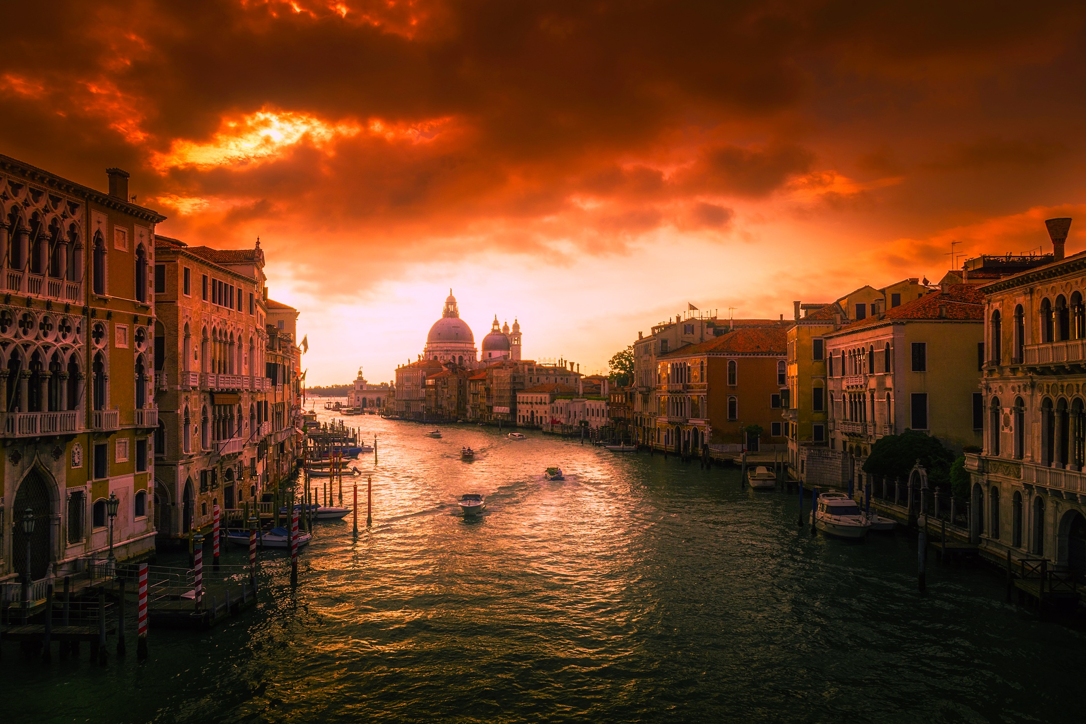 無料モバイル壁紙都市, 家, 日没, 街, ボート, イタリア, ヴェネツィア, 建物, 大運河, マンメイド, クラウド, 運河をダウンロードします。