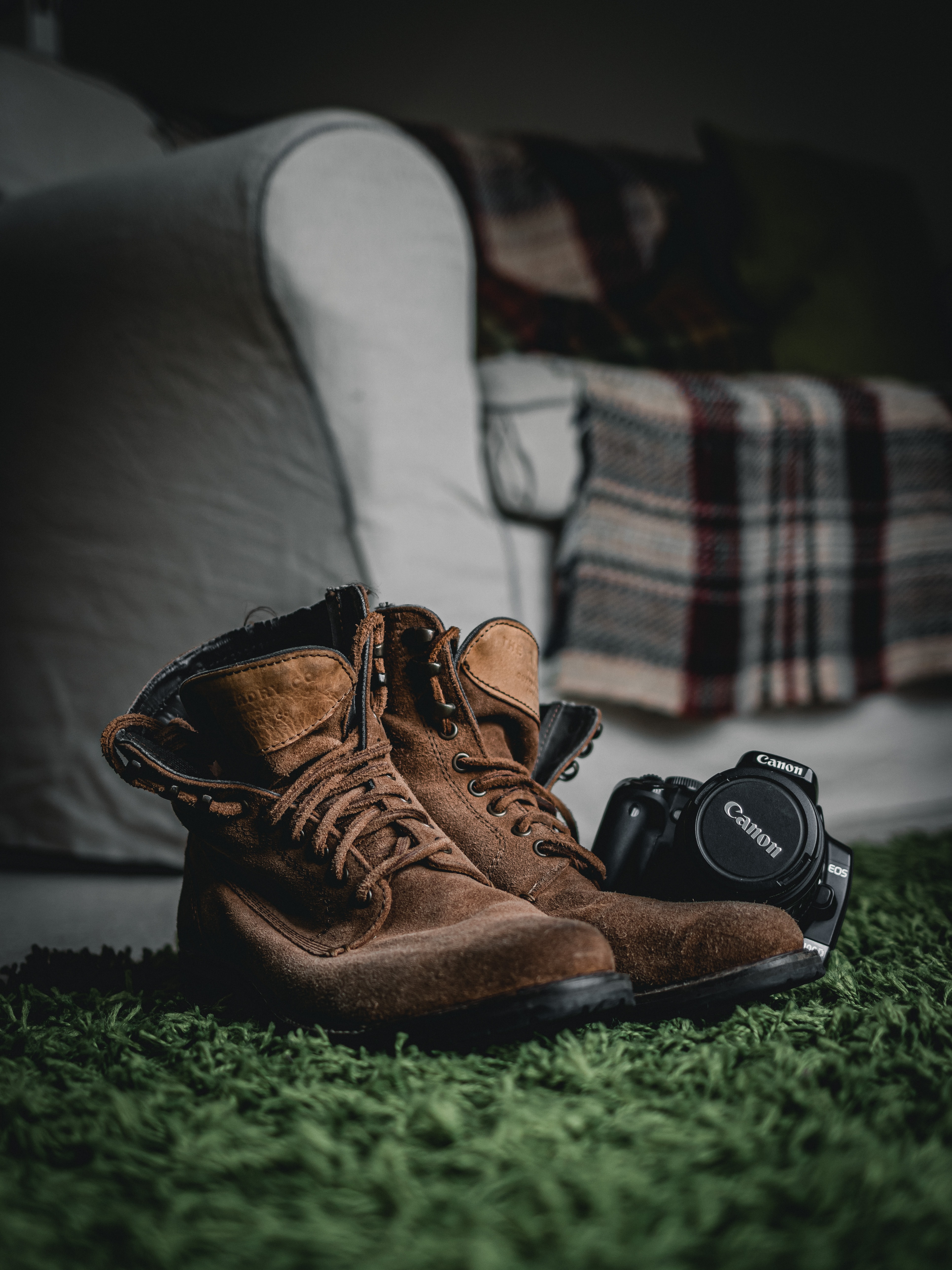 Free download wallpaper Miscellanea, Miscellaneous, Room, Boots, Shoes, Sofa, Camera on your PC desktop