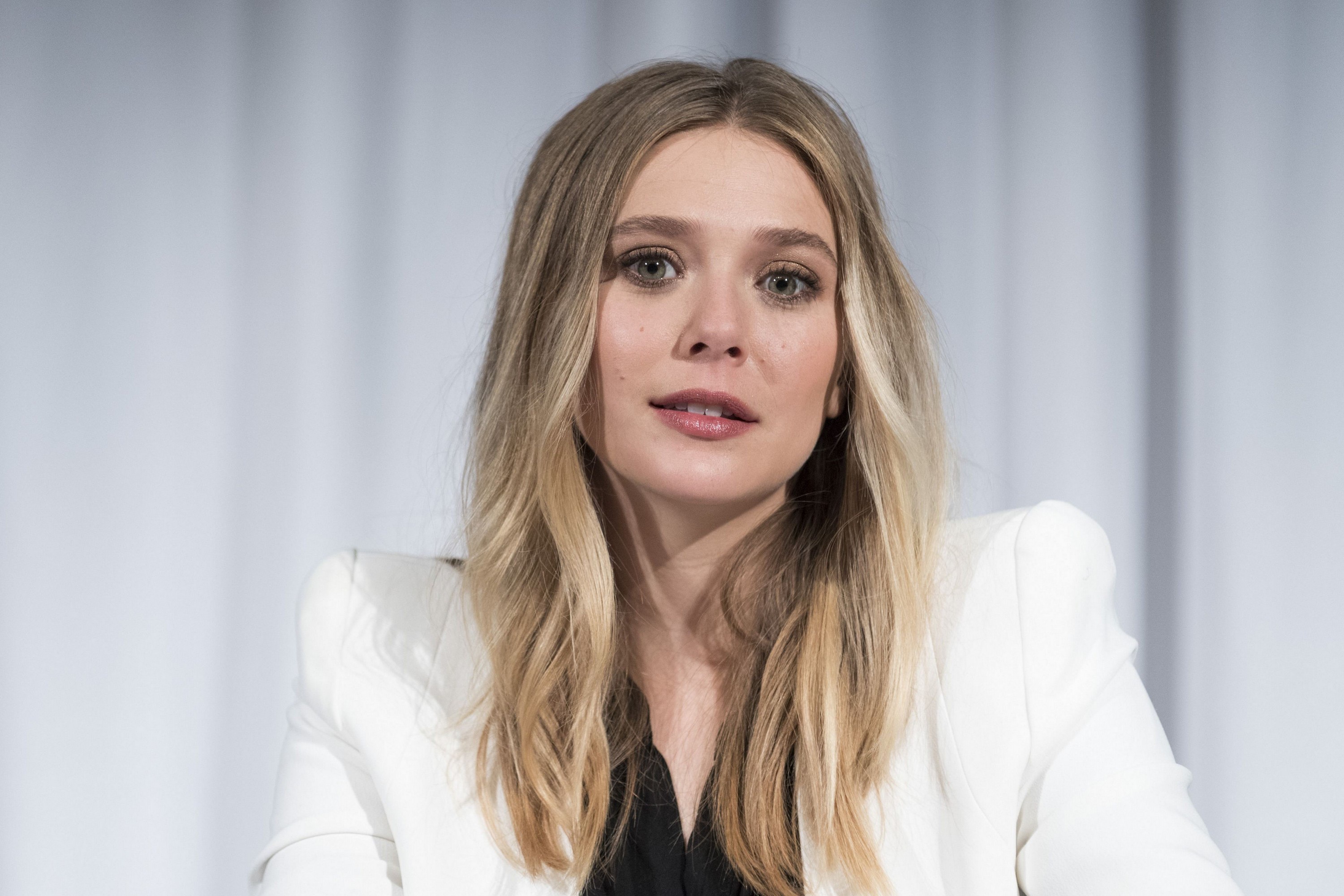 Baixar papel de parede para celular de Americano, Celebridade, Atriz, Cabelo Loiro, Elizabeth Olsen gratuito.