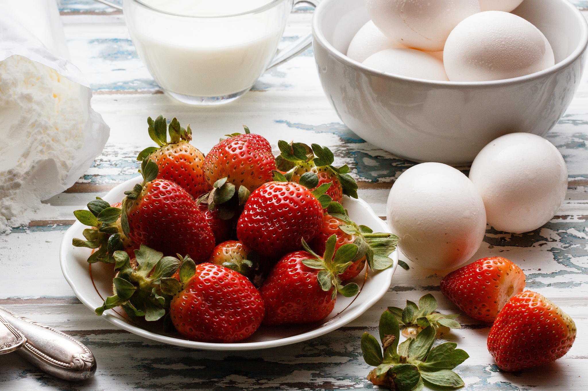 Handy-Wallpaper Erdbeere, Frucht, Milch, Hühnerei, Nahrungsmittel, Früchte kostenlos herunterladen.