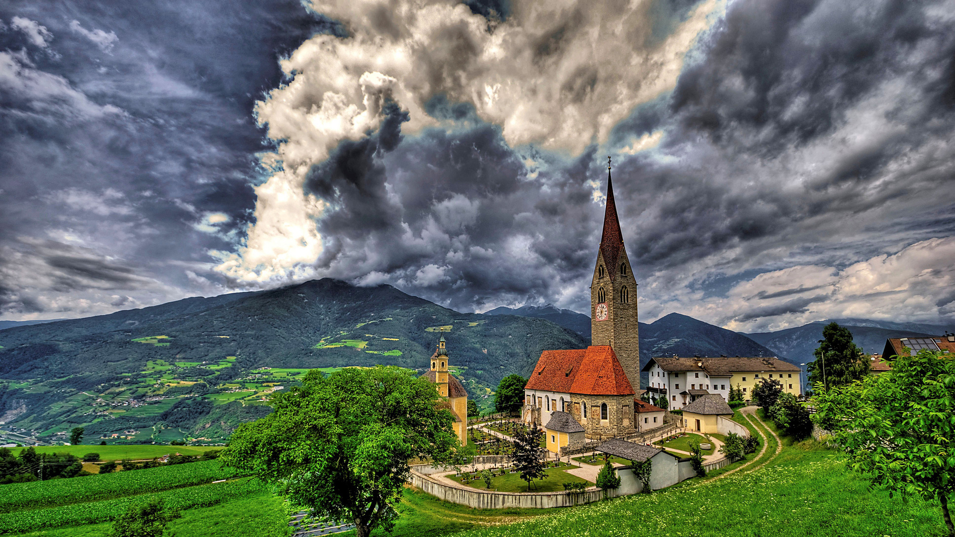 Handy-Wallpaper Landschaft, Italien, Baum, Dorf, Gebirge, Wolke, Kirche, Kirchen, Religiös, Brixen kostenlos herunterladen.