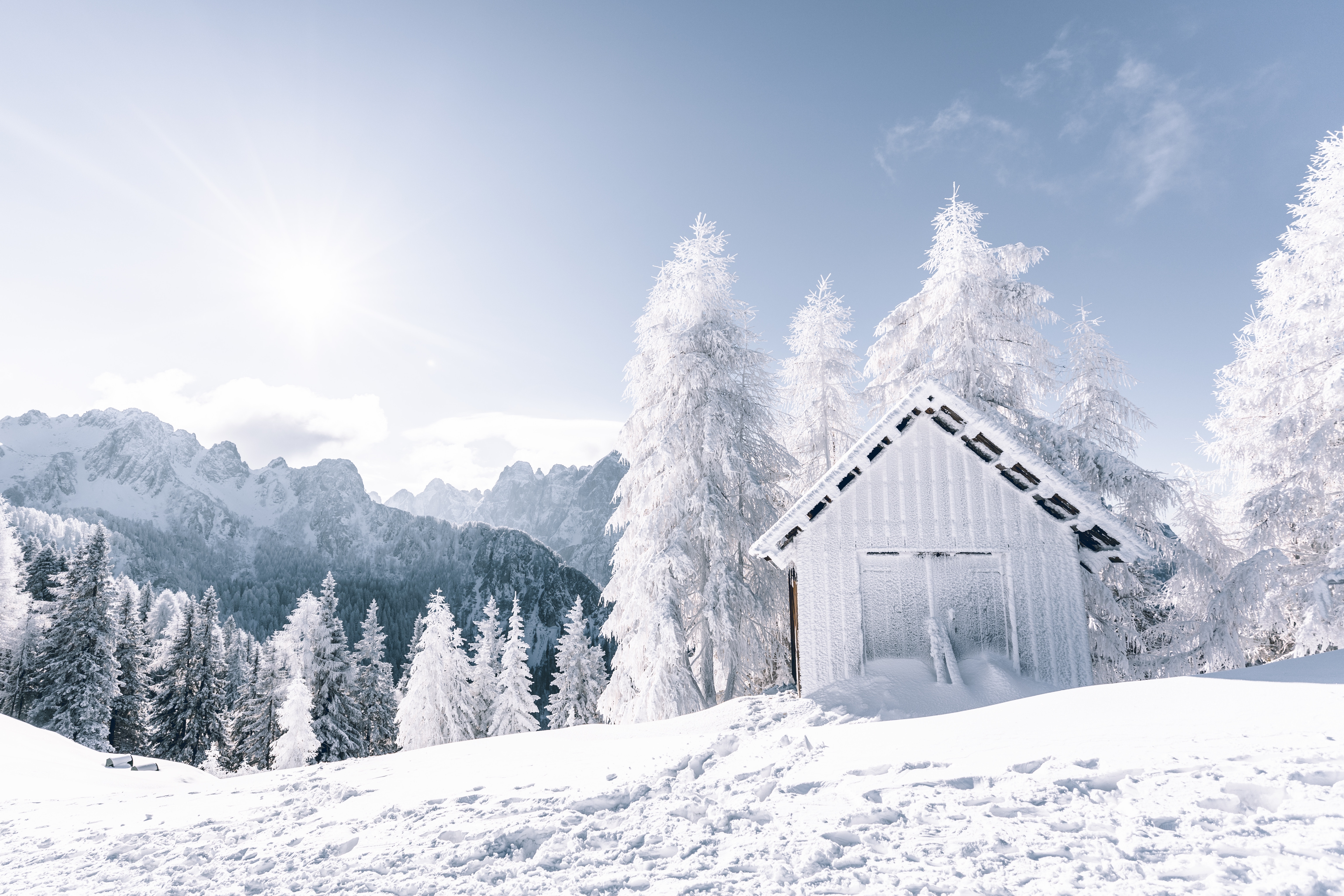 104324 télécharger l'image neige, hiver, nature, arbres, montagnes, structure - fonds d'écran et économiseurs d'écran gratuits
