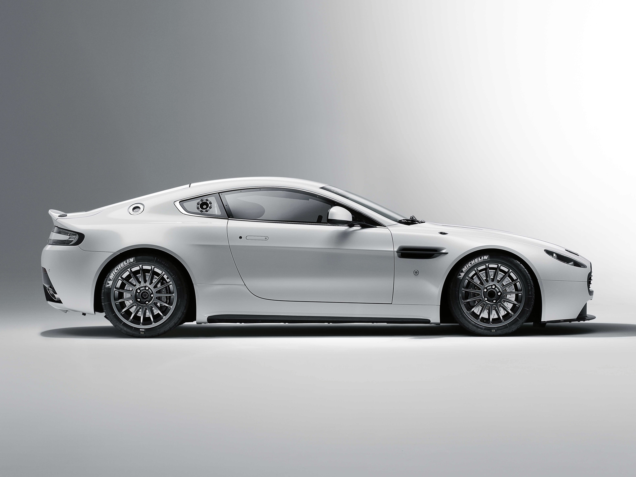 Free download wallpaper Cars, Style, 2010, V8, Vantage, Side View, Aston Martin on your PC desktop
