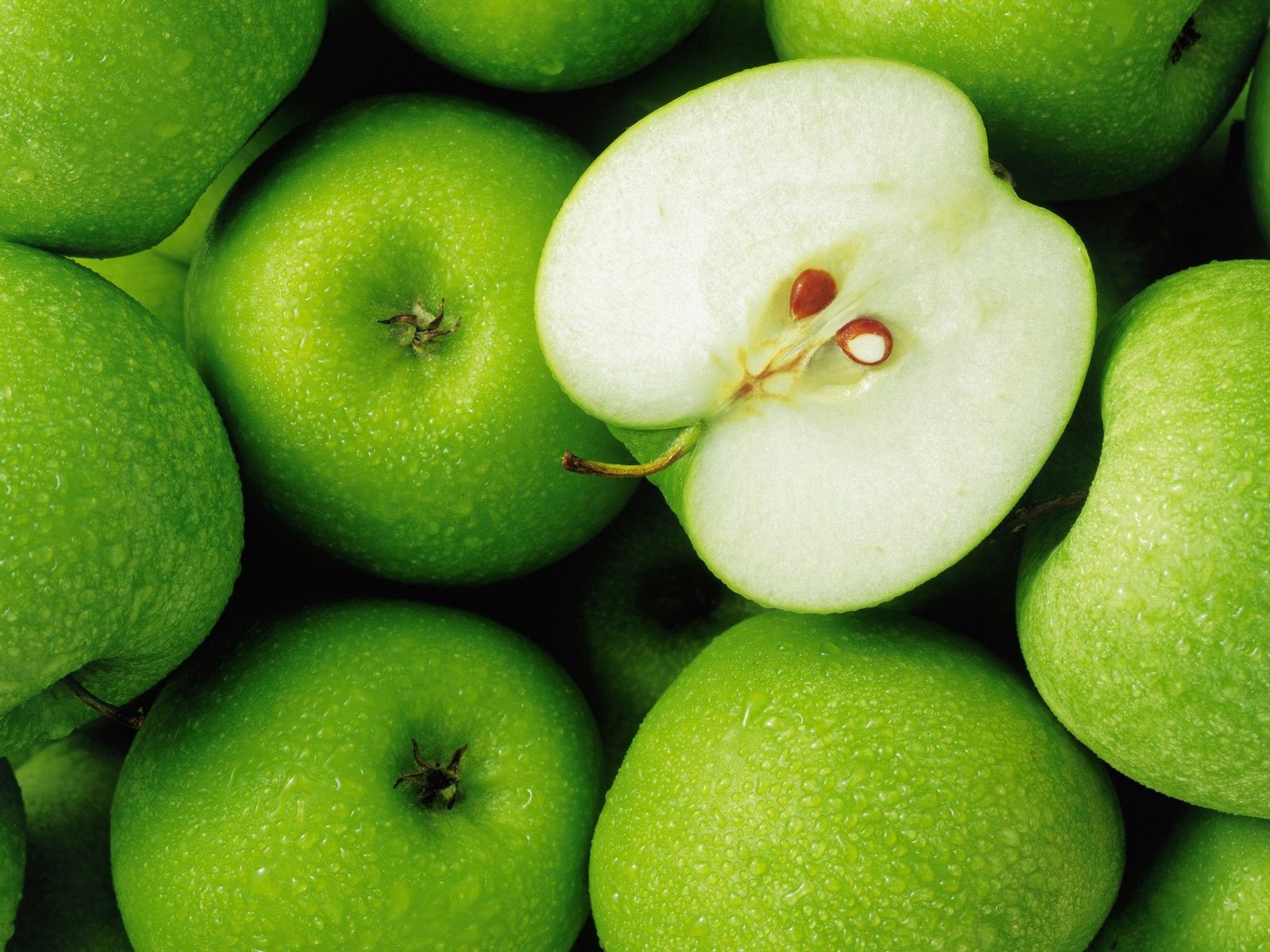81700 скачать обои яблоки, зеленые, фрукты, половинка, еда, капли - заставки и картинки бесплатно