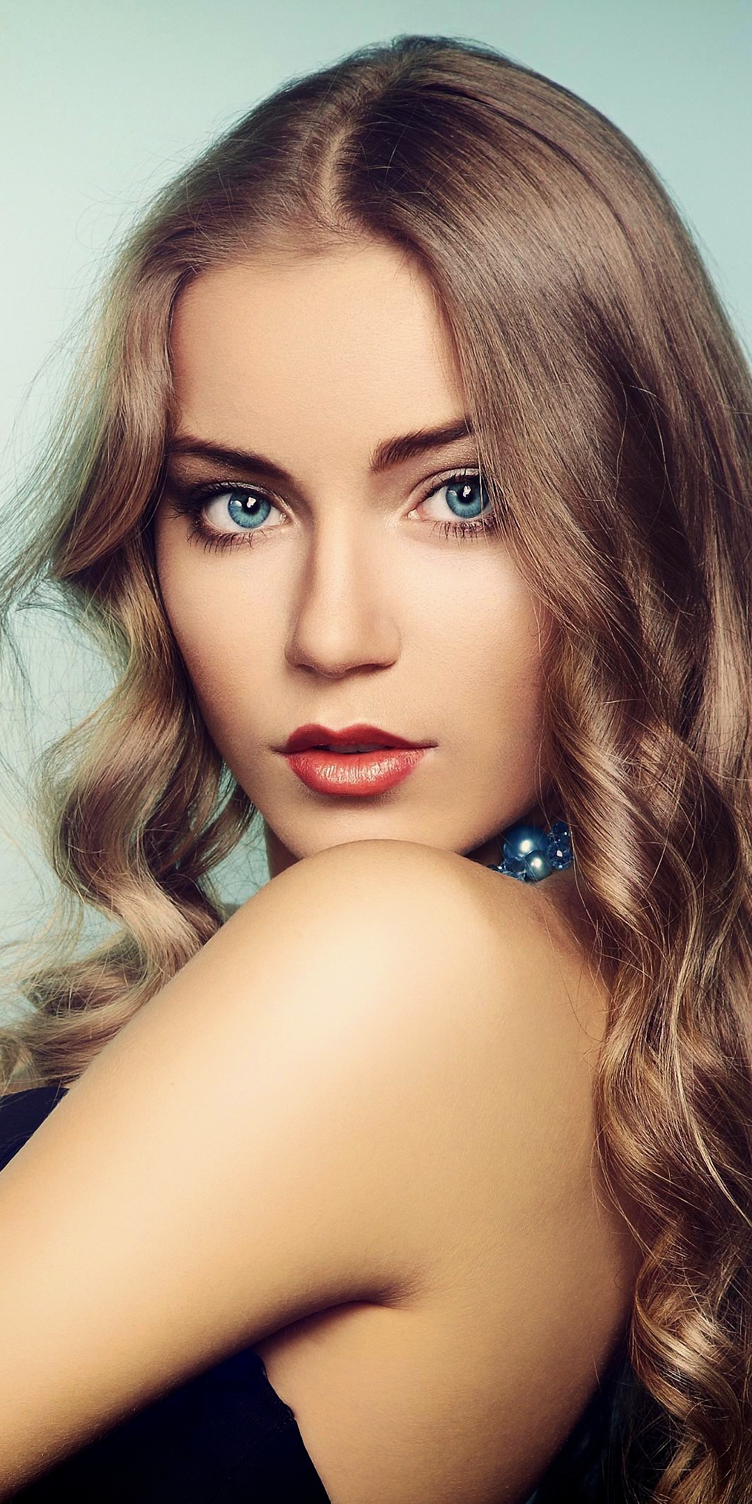 Handy-Wallpaper Blond, Modell, Frauen, Blaue Augen, Blondinen, Lange Haare, Lippenstift kostenlos herunterladen.