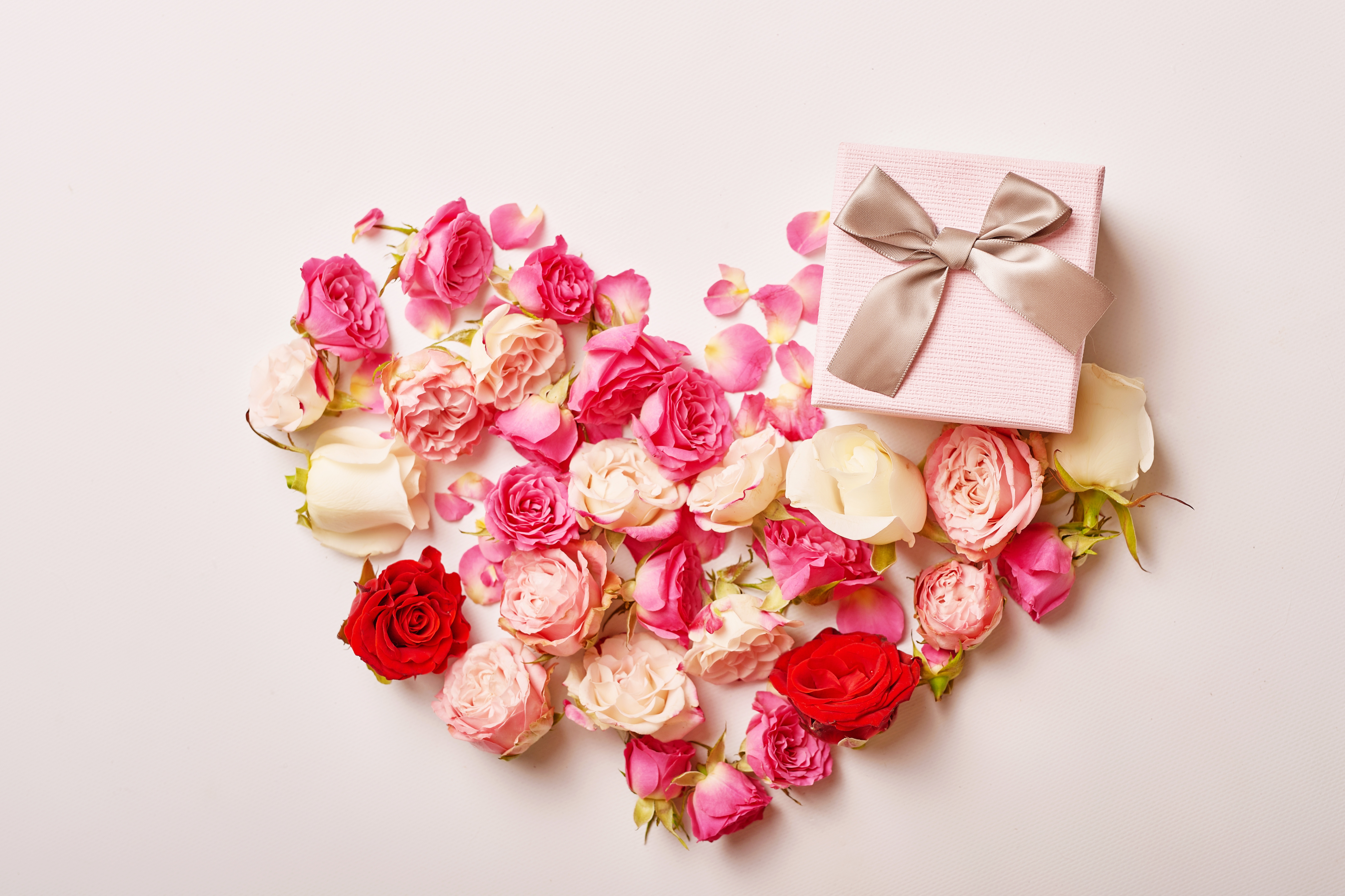 Скачать картинку Роза, Сердце, Подарки, День Святого Валентина, Праздничные в телефон бесплатно.