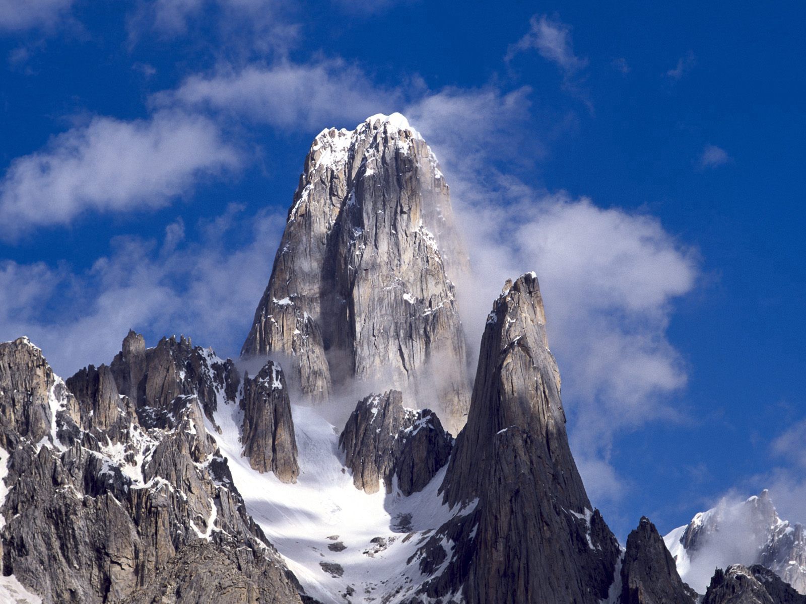 140545 скачать обои гора, скала, вершина, облака, природа, пакистан - заставки и картинки бесплатно