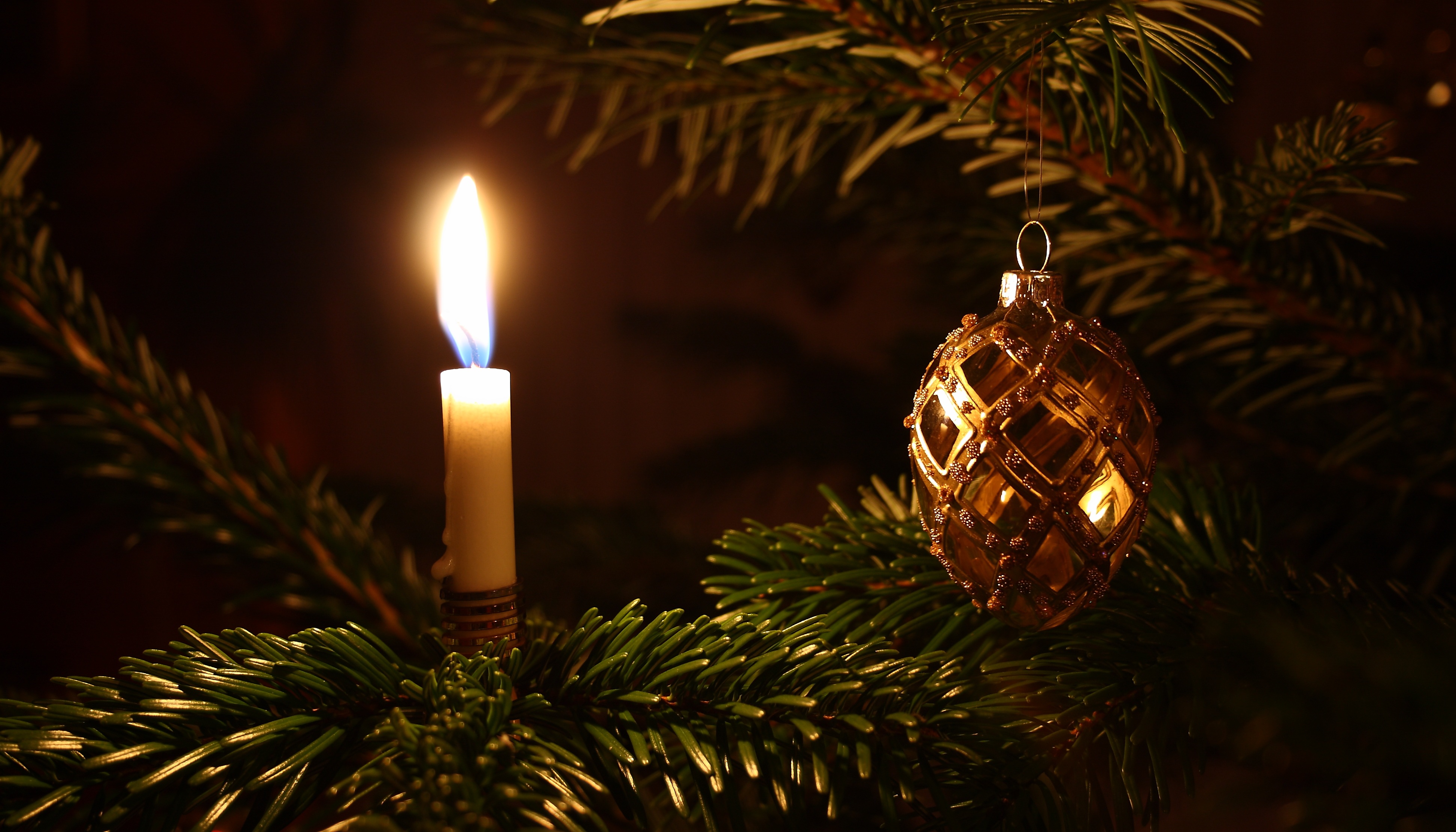 Handy-Wallpaper Feiertage, Weihnachten, Flamme, Weihnachtsschmuck, Kerze kostenlos herunterladen.