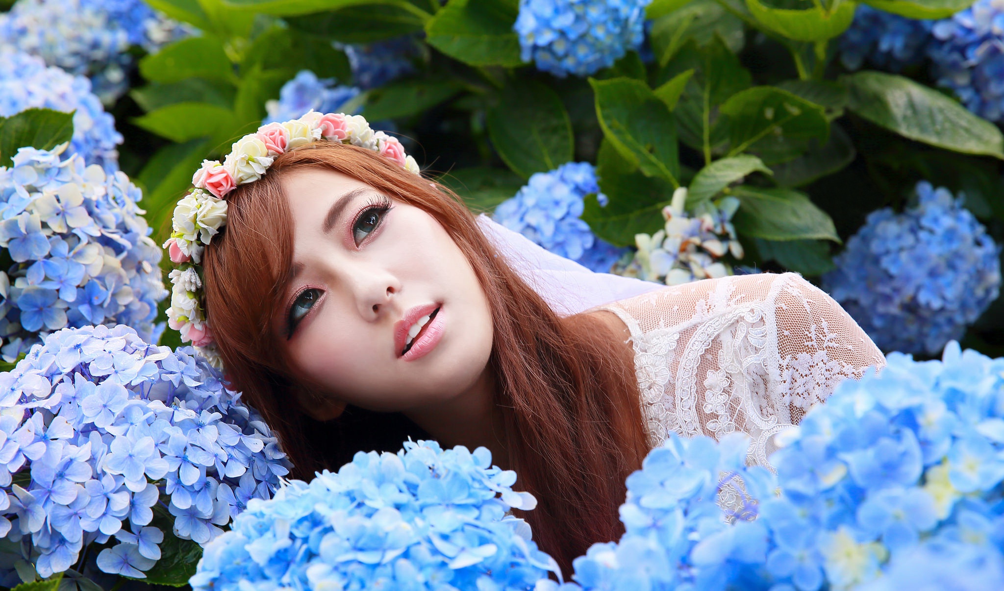 Download mobile wallpaper Flower, Redhead, Hydrangea, Wreath, Model, Women, Asian, Blue Flower for free.