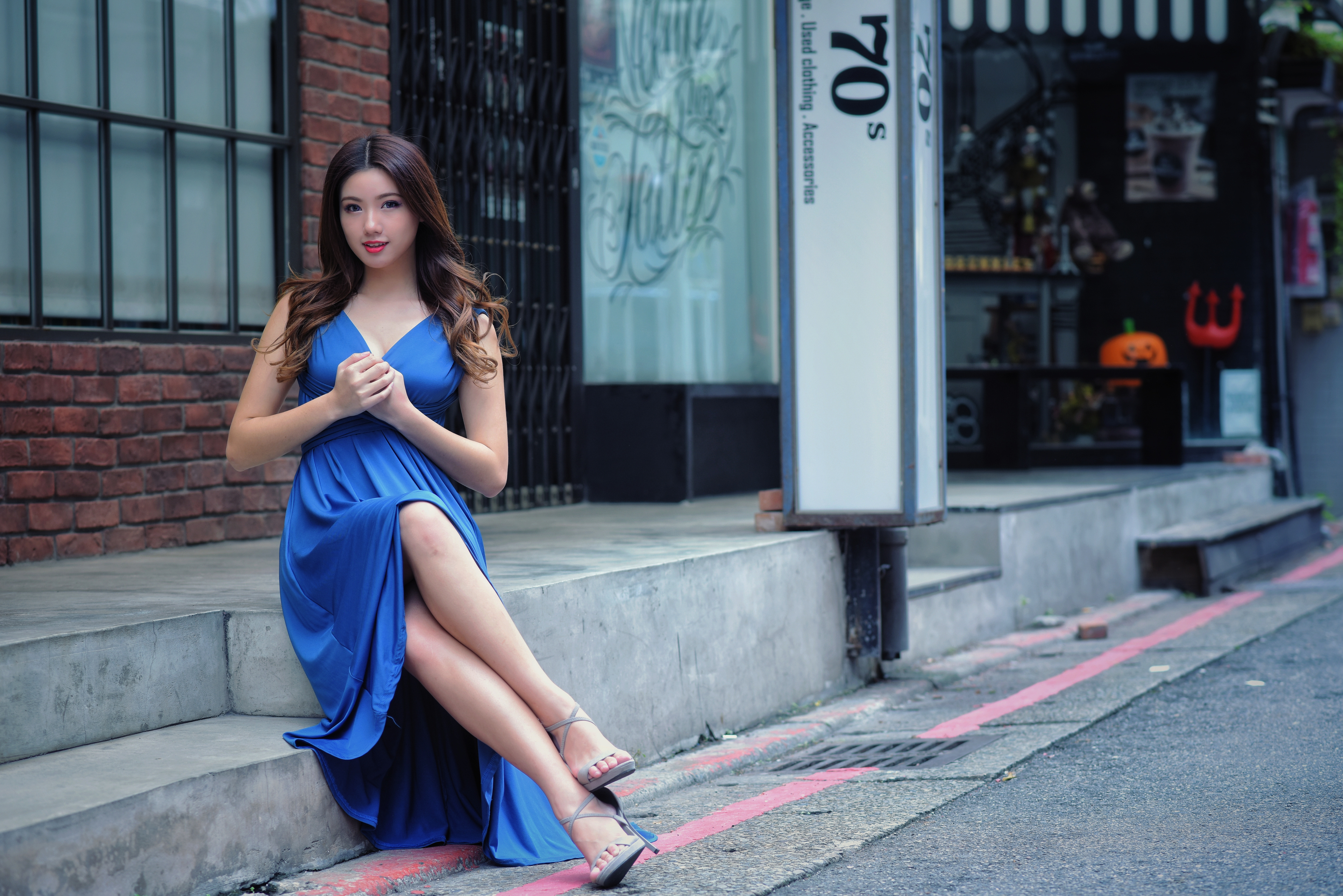 Handy-Wallpaper Brünette, Modell, Frauen, Asiatinnen, Blaues Kleid kostenlos herunterladen.
