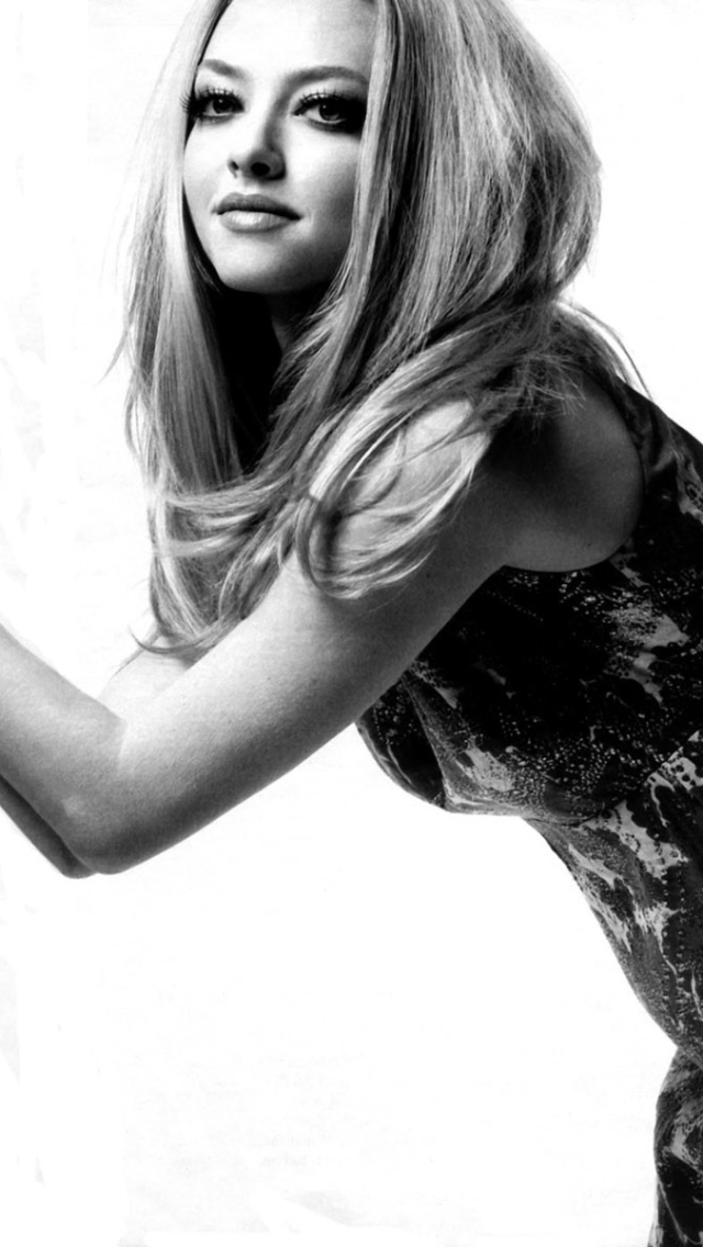 Download mobile wallpaper Smile, Monochrome, Celebrity, Black & White, Amanda Seyfried for free.