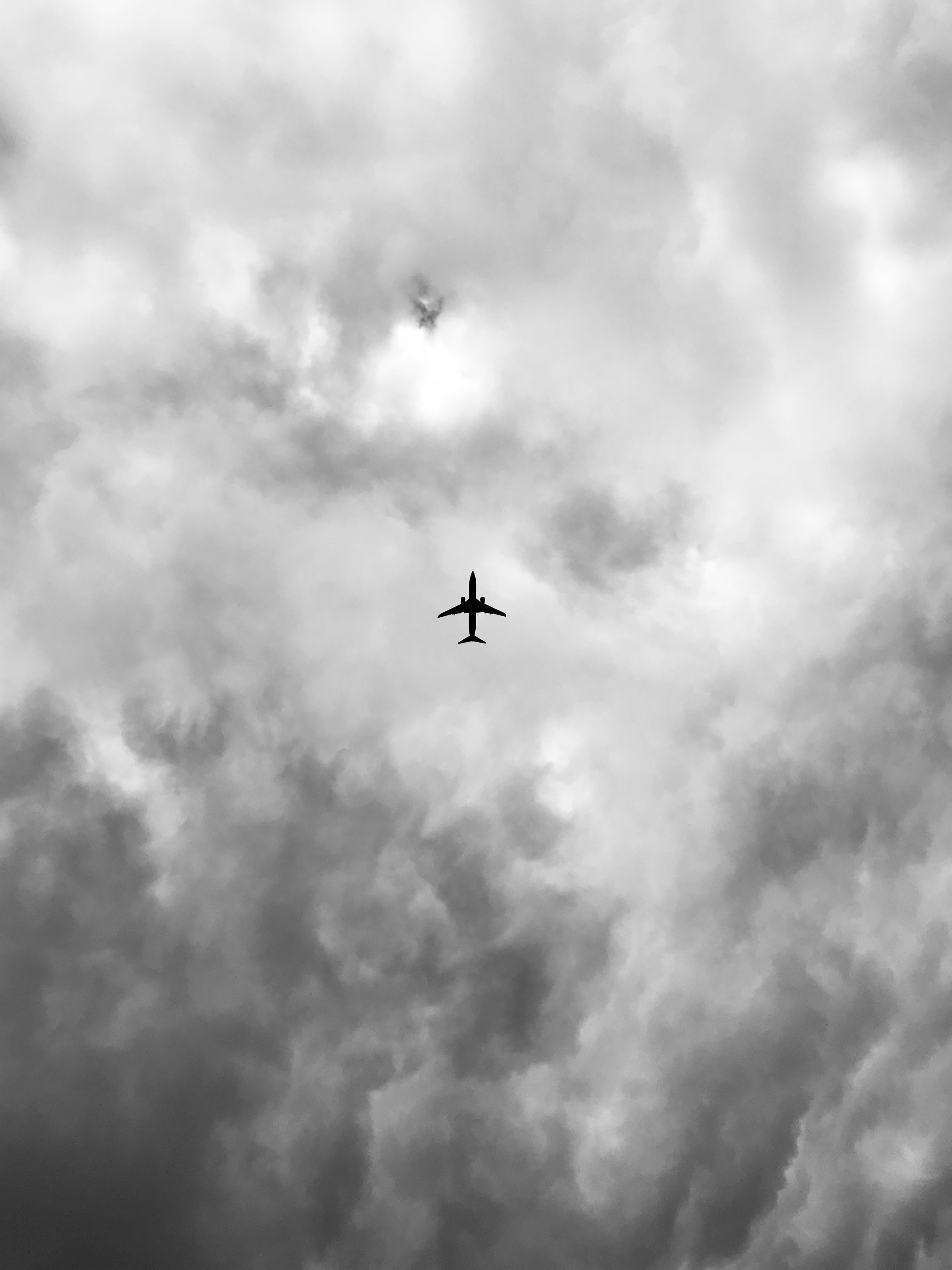 114199 baixar papel de parede avião, nuvens, miscelânea, variado, bw, chb, plano, vista de baixo, vista inferior - protetores de tela e imagens gratuitamente