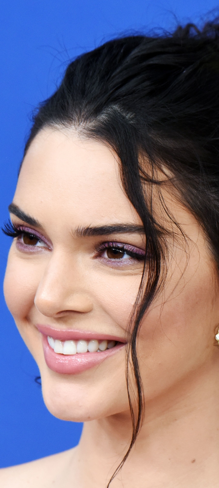 Download mobile wallpaper Smile, Face, Model, American, Celebrity, Brown Eyes, Black Hair, Kendall Jenner for free.