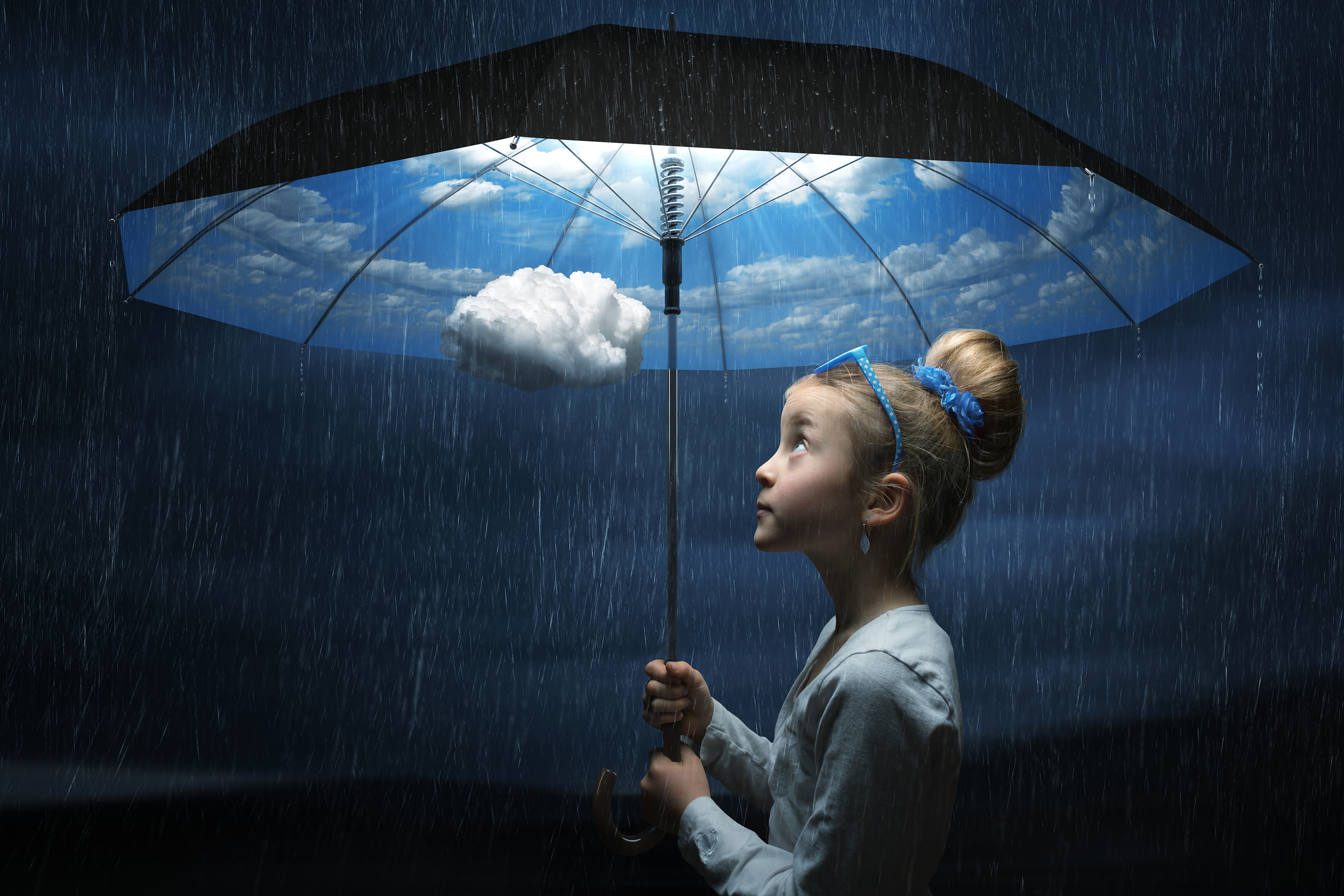 1525328 скачать картинку манипуляции, фэнтези, дождь, облака, малышка, ребенок, блондинка, небо, зонтики - обои и заставки бесплатно