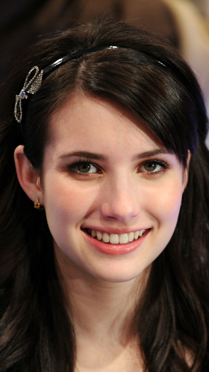 Download mobile wallpaper Smile, Face, Celebrity, Black Hair, Actress, Emma Roberts for free.
