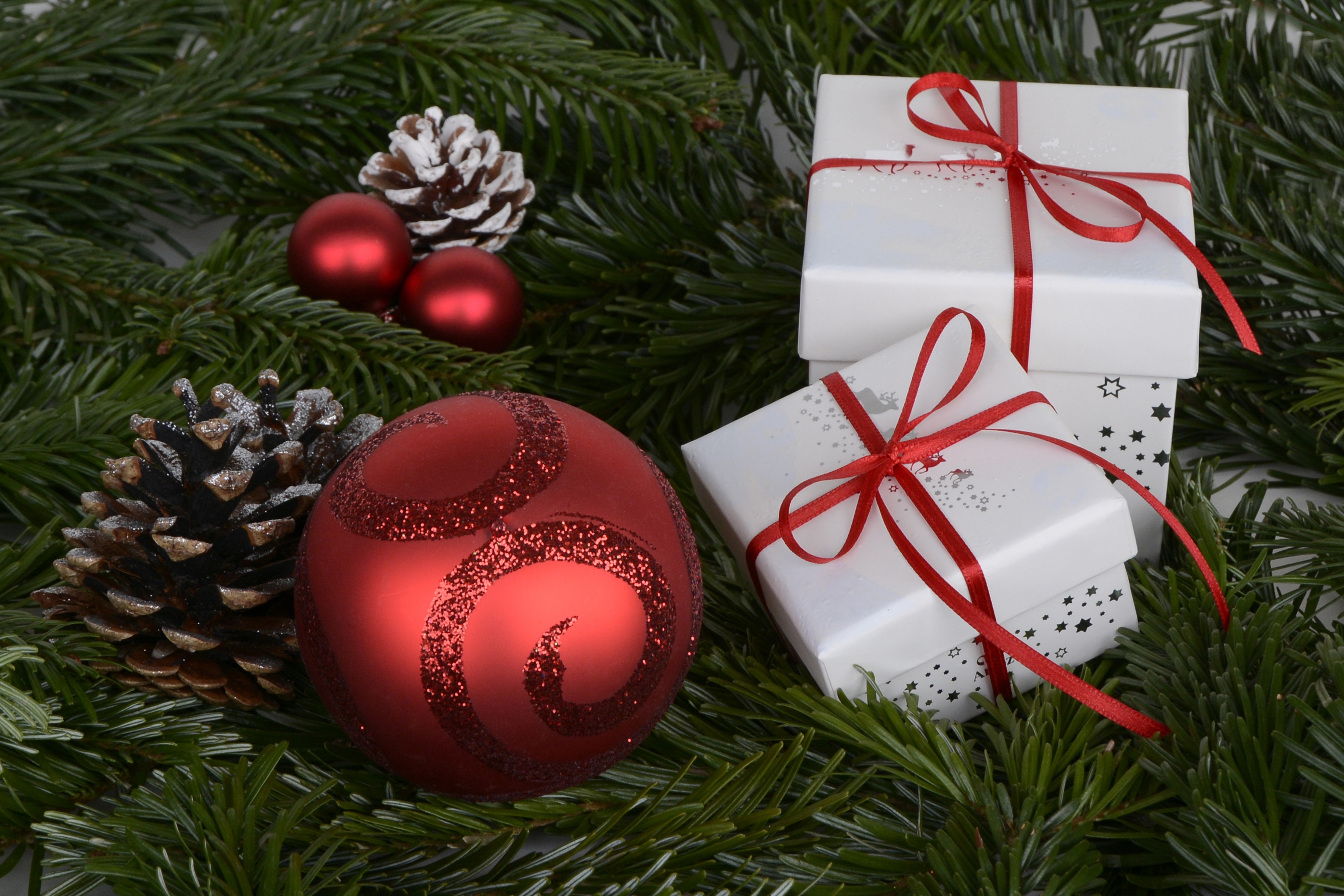 Handy-Wallpaper Feiertage, Weihnachten, Geschenk, Weihnachtsschmuck, Tannenzapfen kostenlos herunterladen.