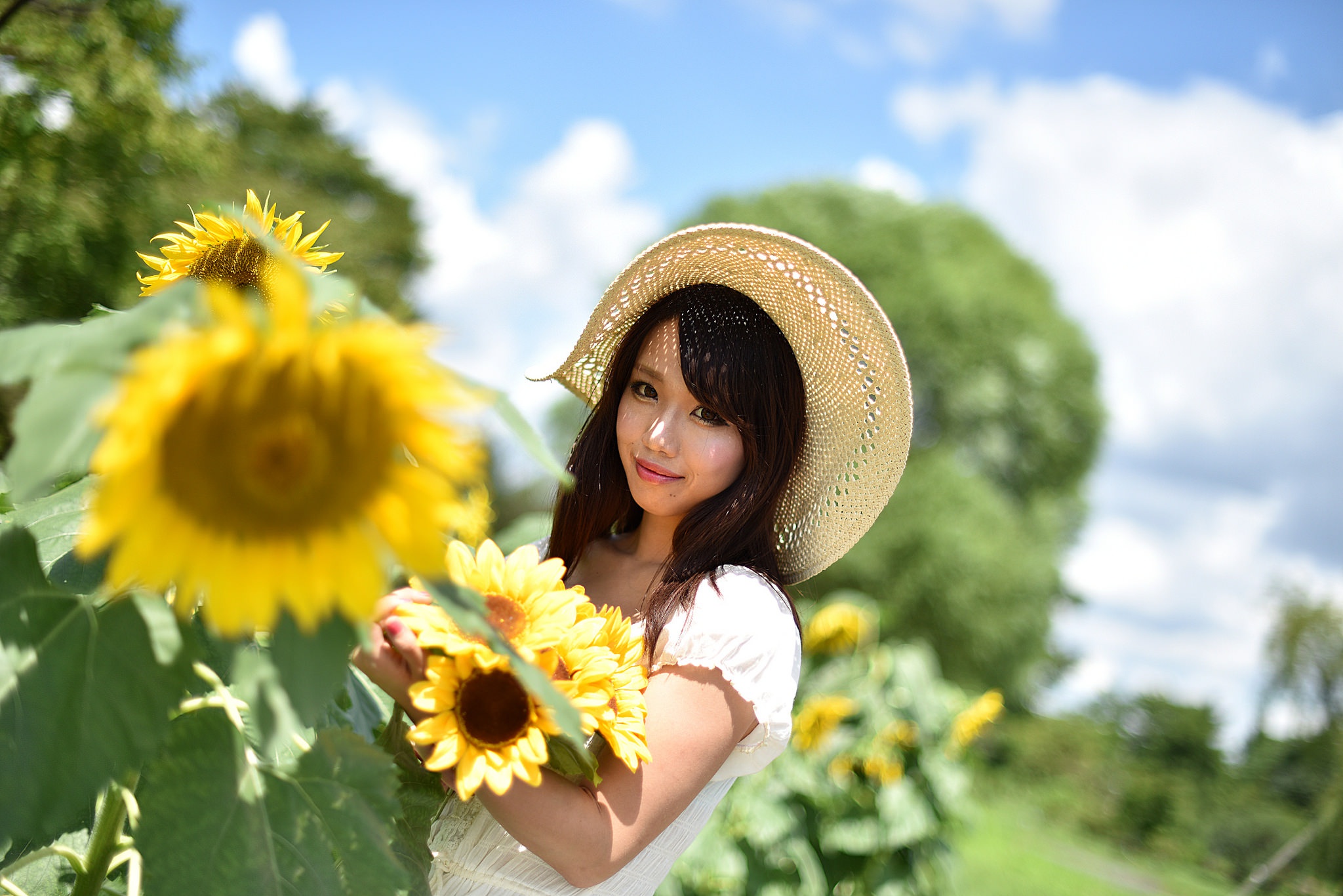 Téléchargez gratuitement l'image Été, Tournesol, Chapeau, Brune, Fleur Jaune, Asiatique, Yeux Marrons, Femmes, Top Model, Profondeur De Champ sur le bureau de votre PC