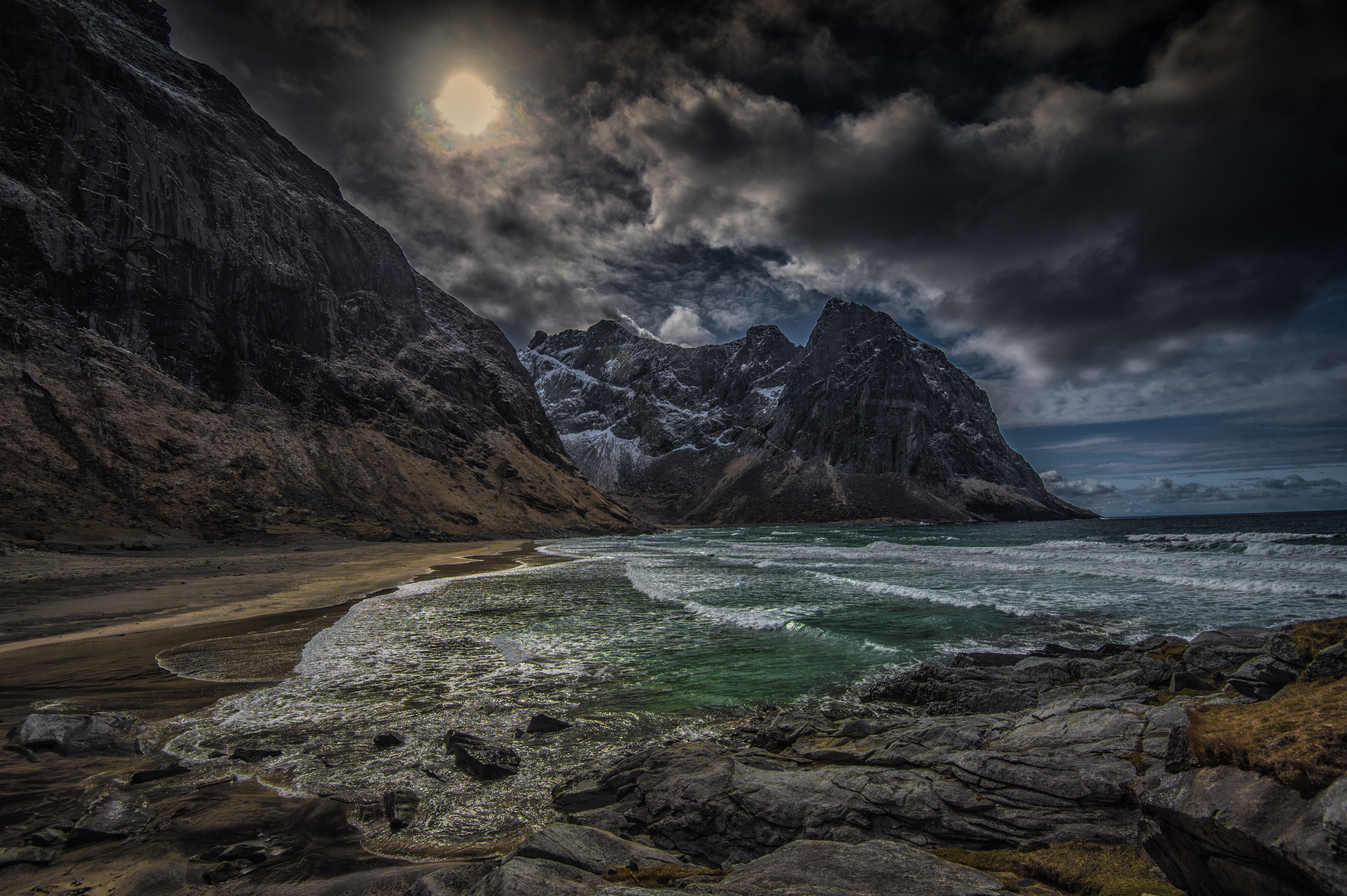 1523333 descargar imagen tierra/naturaleza, orilla del mar, costa, kvalvíka, islas lofoten, montaña, noruega: fondos de pantalla y protectores de pantalla gratis