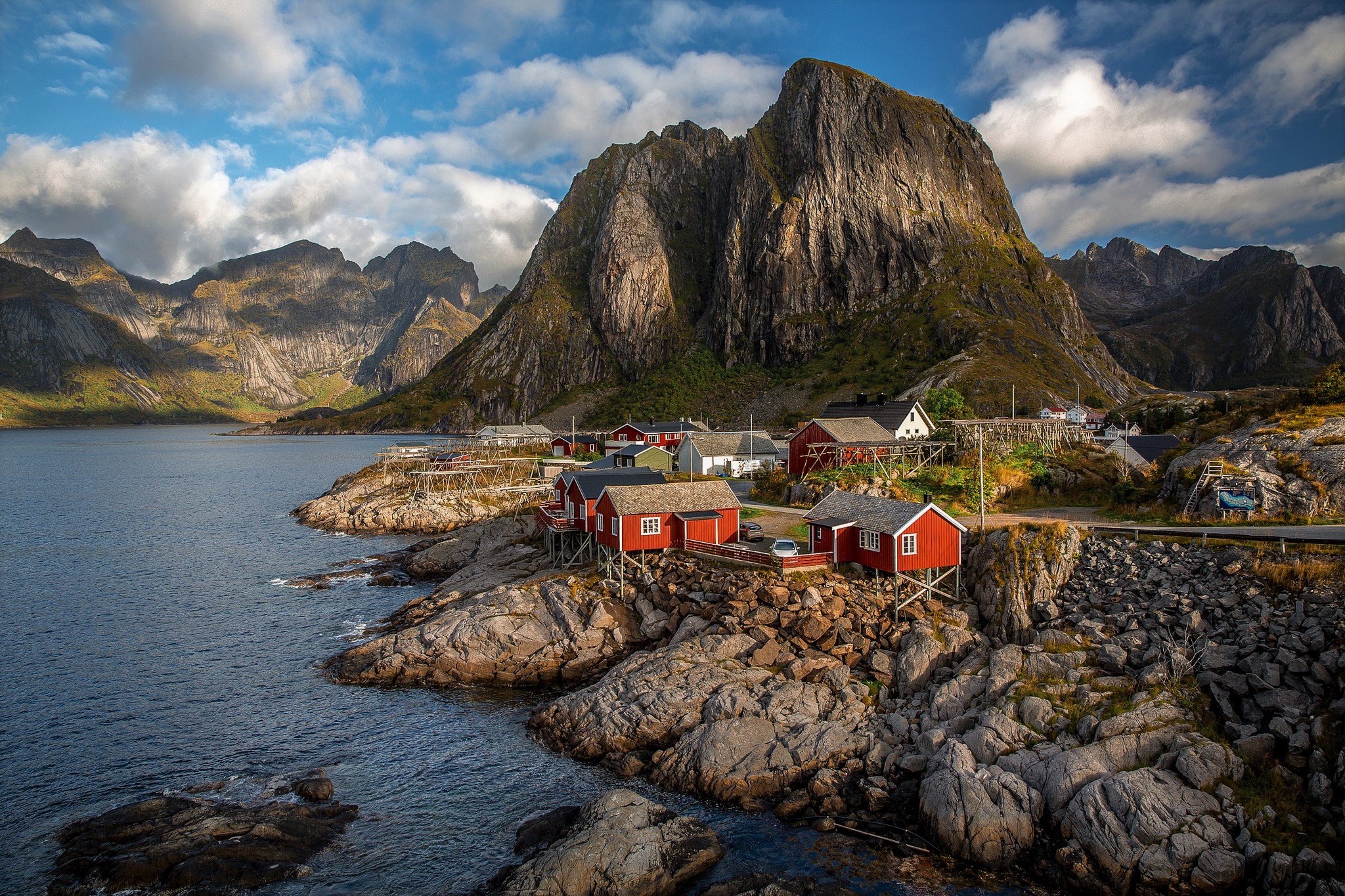 883360壁紙のダウンロード写真撮影, ロフォーテン諸島, 家, 湖, 山, ノルウェー, レーヌ-スクリーンセーバーと写真を無料で