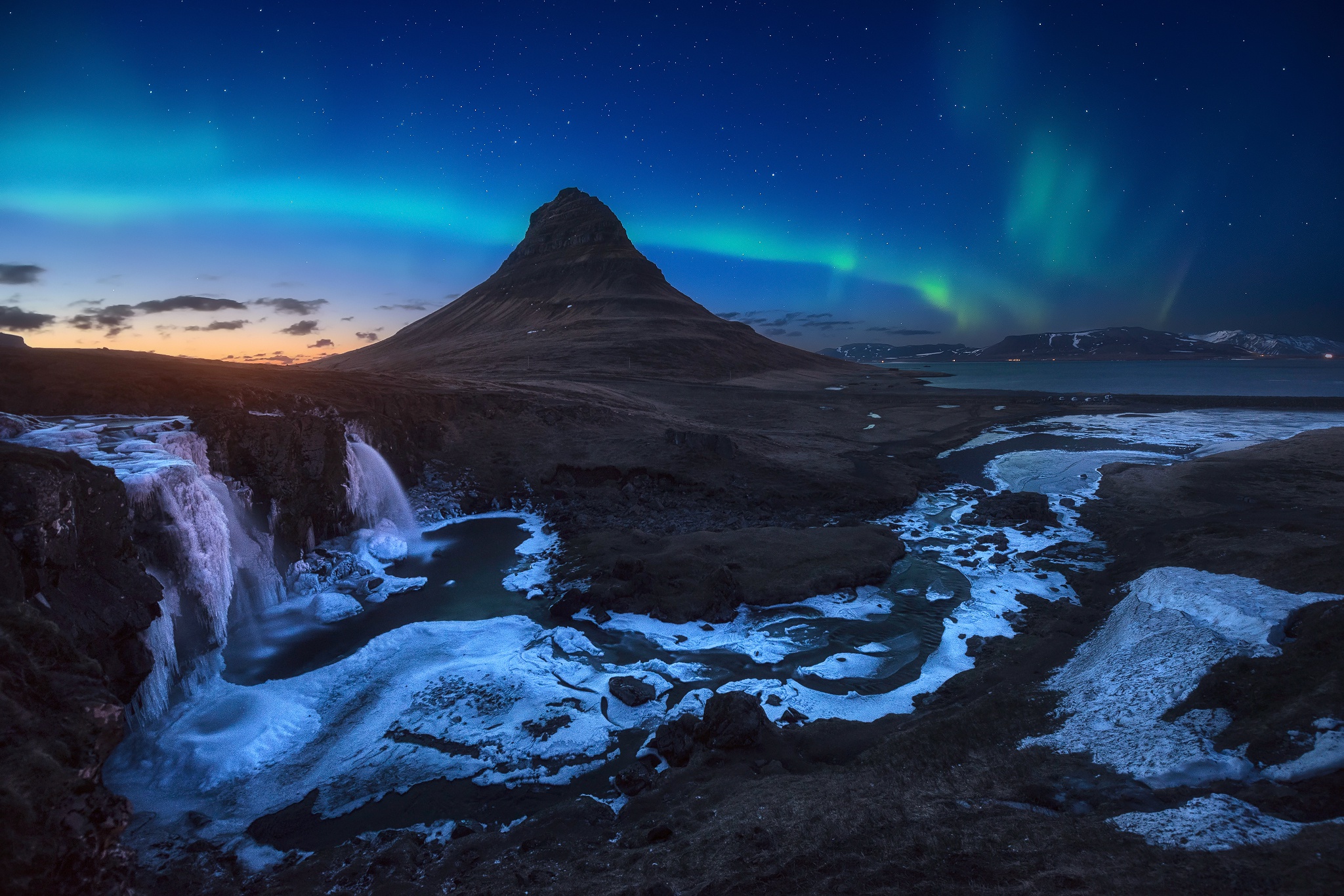 1059769 скачать картинку земля/природа, киркьюфетль, исландия, ночь - обои и заставки бесплатно