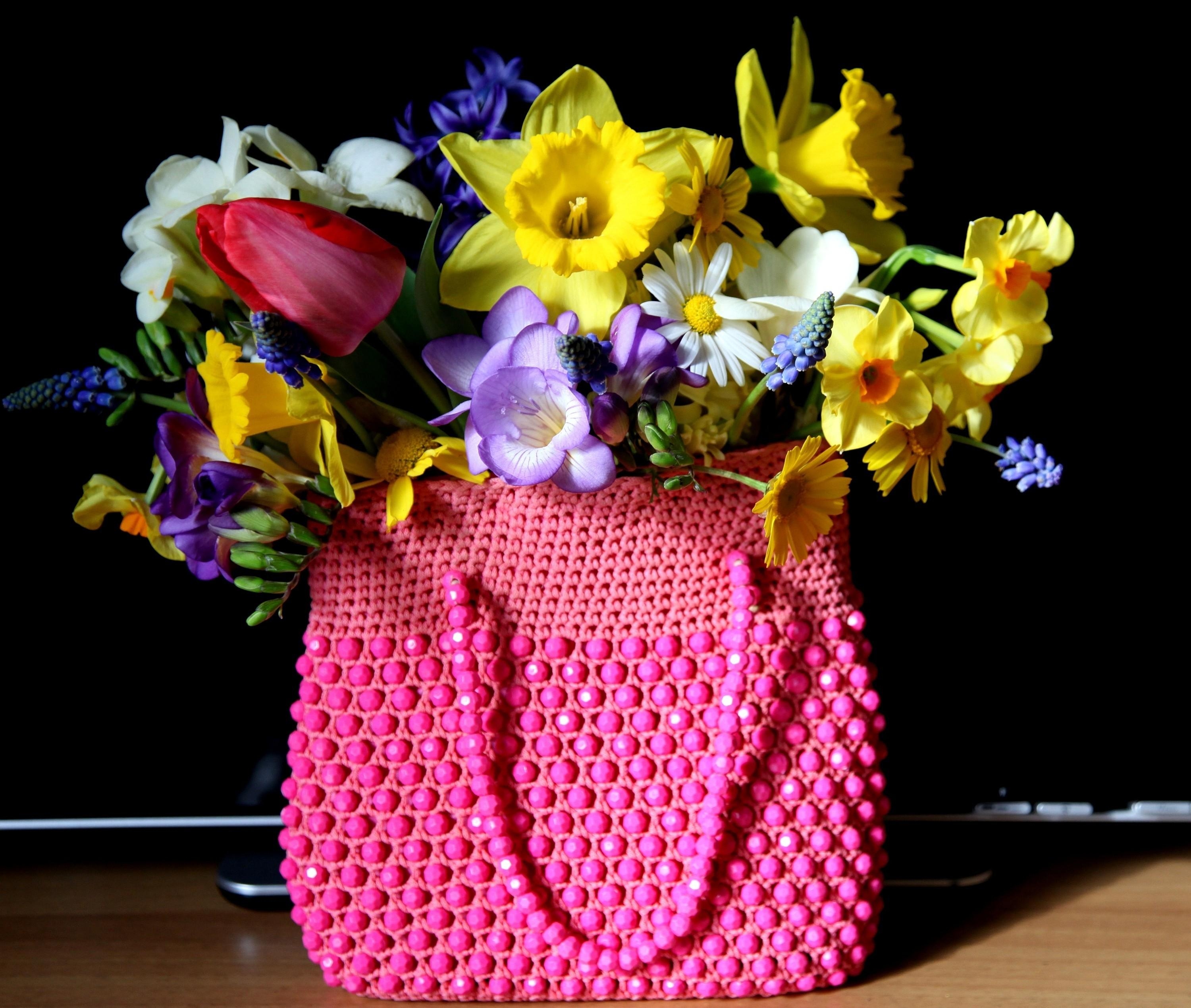 126814 скачать обои разные, сумка, весна, нарциссы, ромашки, цветы, тюльпаны, мускари - заставки и картинки бесплатно