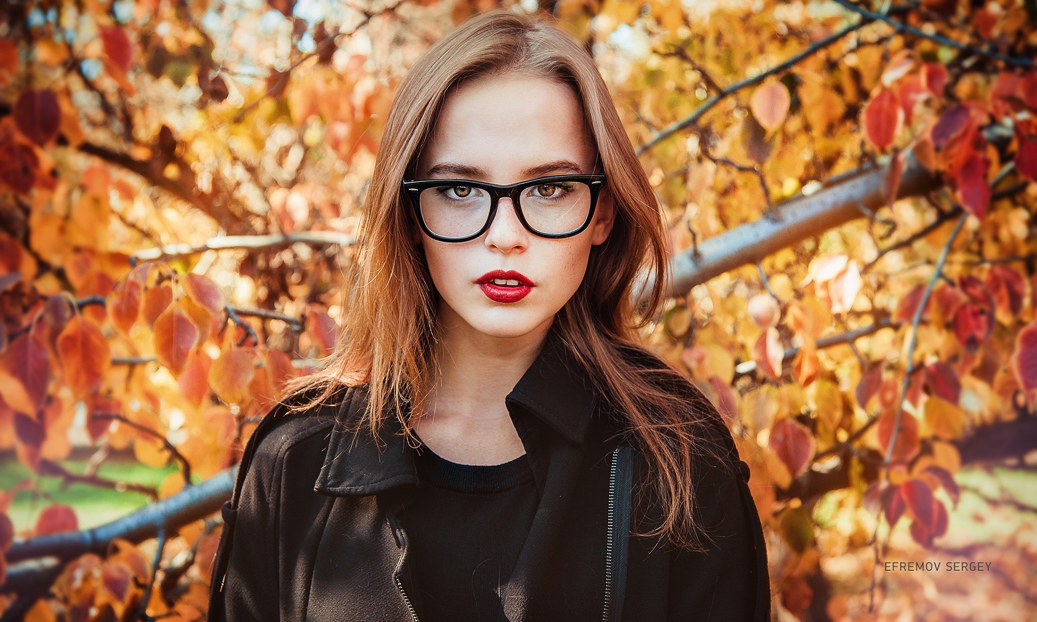 Handy-Wallpaper Herbst, Brille, Brünette, Modell, Frauen, Braune Augen, Lippenstift kostenlos herunterladen.