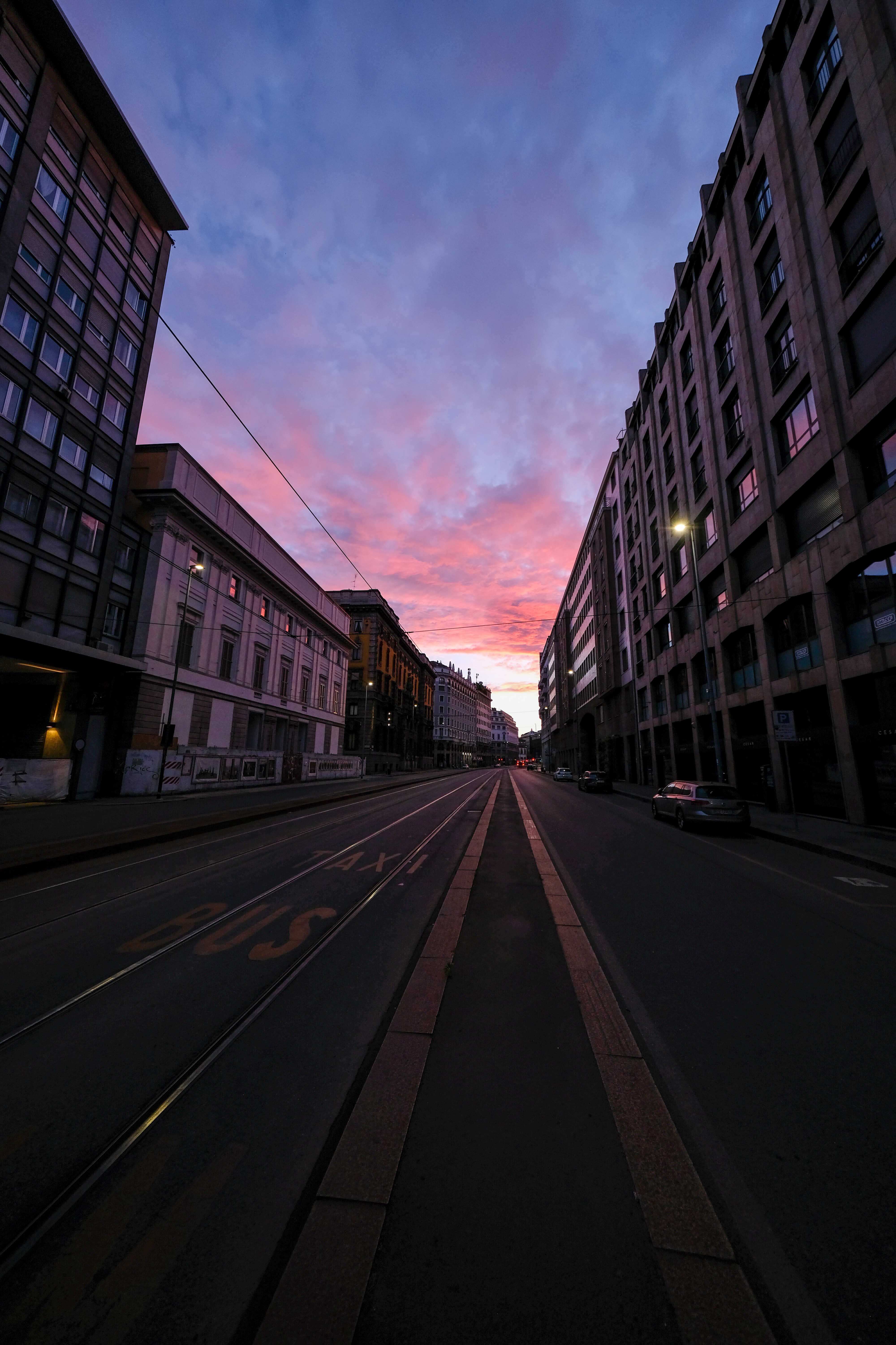 Handy-Wallpaper Städte, Stadt, Sky, Straße, Gebäude kostenlos herunterladen.