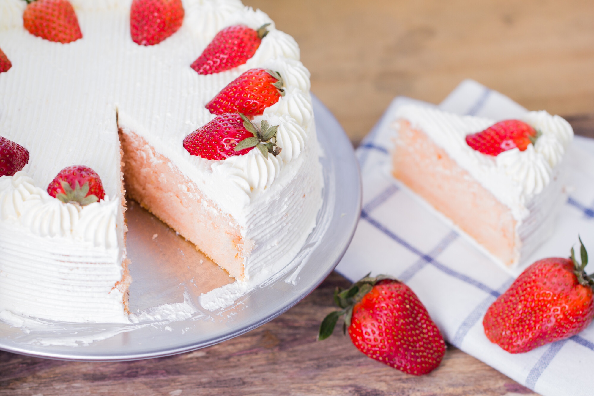 Free download wallpaper Food, Strawberry, Dessert, Still Life, Cake, Cream, Pastry on your PC desktop