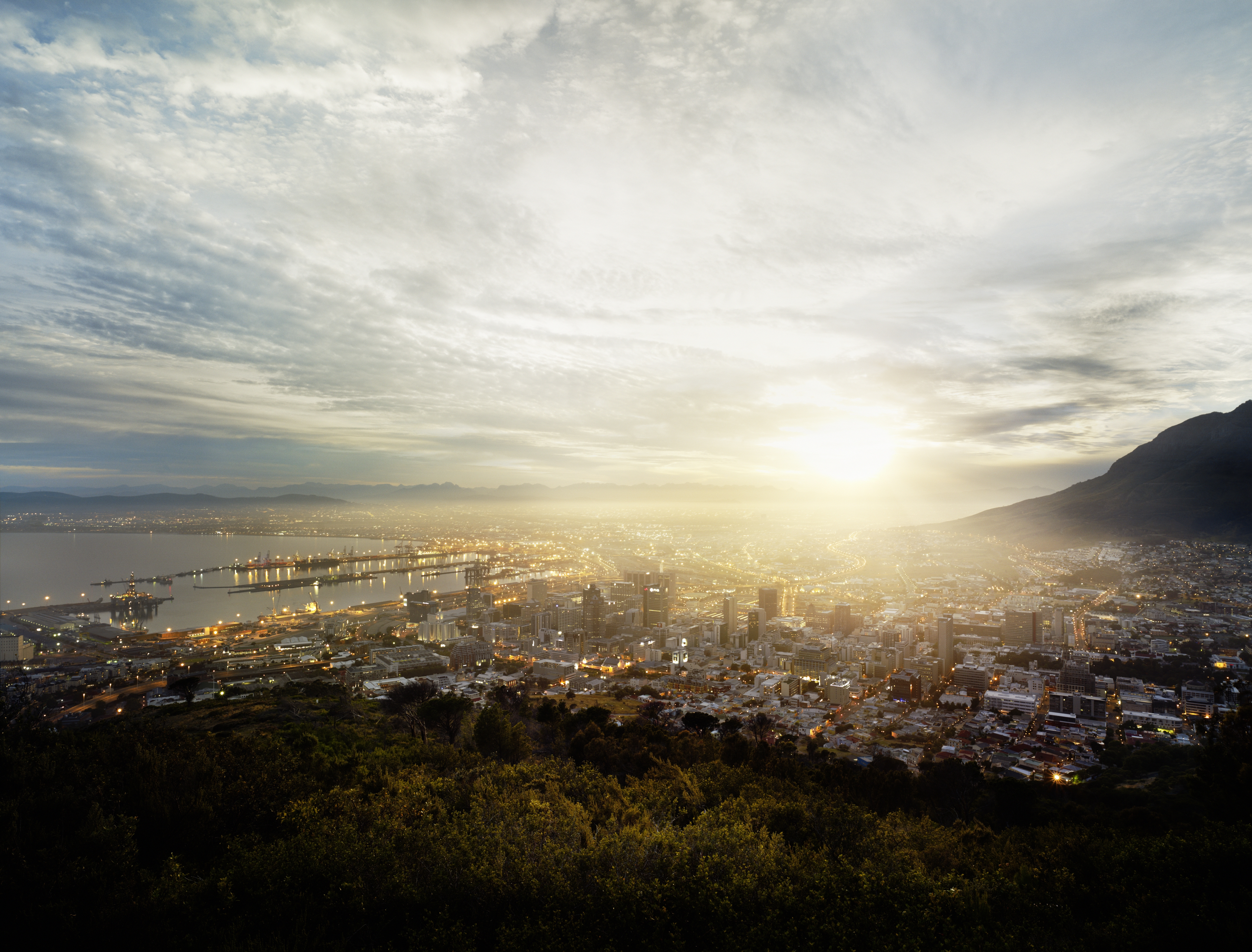 91420 скачать картинку кейптаун, города, здания, туман, возвышенности, юар - обои и заставки бесплатно