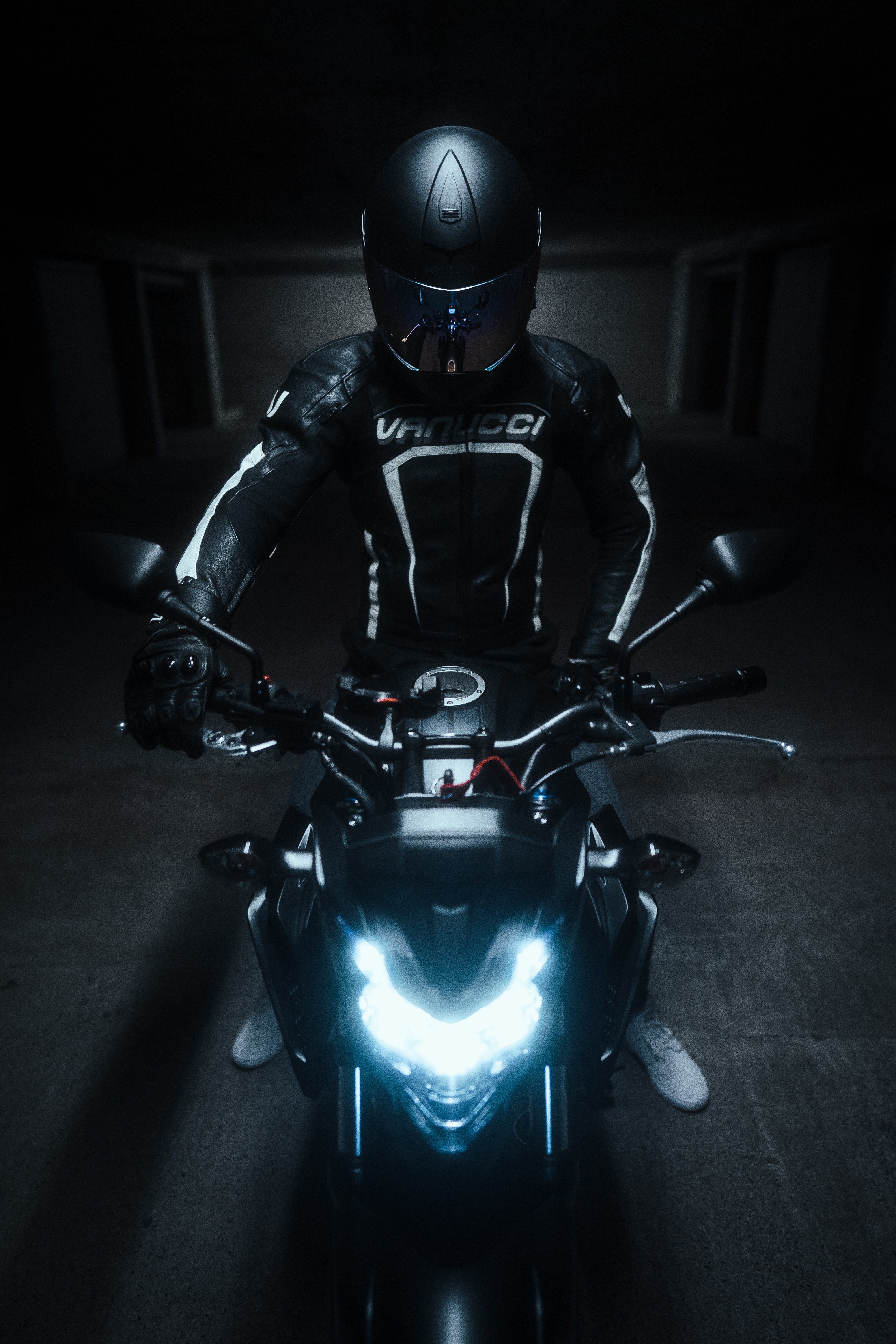 118299 baixar papel de parede motocicletas, motociclista, preto, o preto, capacete, motocicleta, bicicleta - protetores de tela e imagens gratuitamente