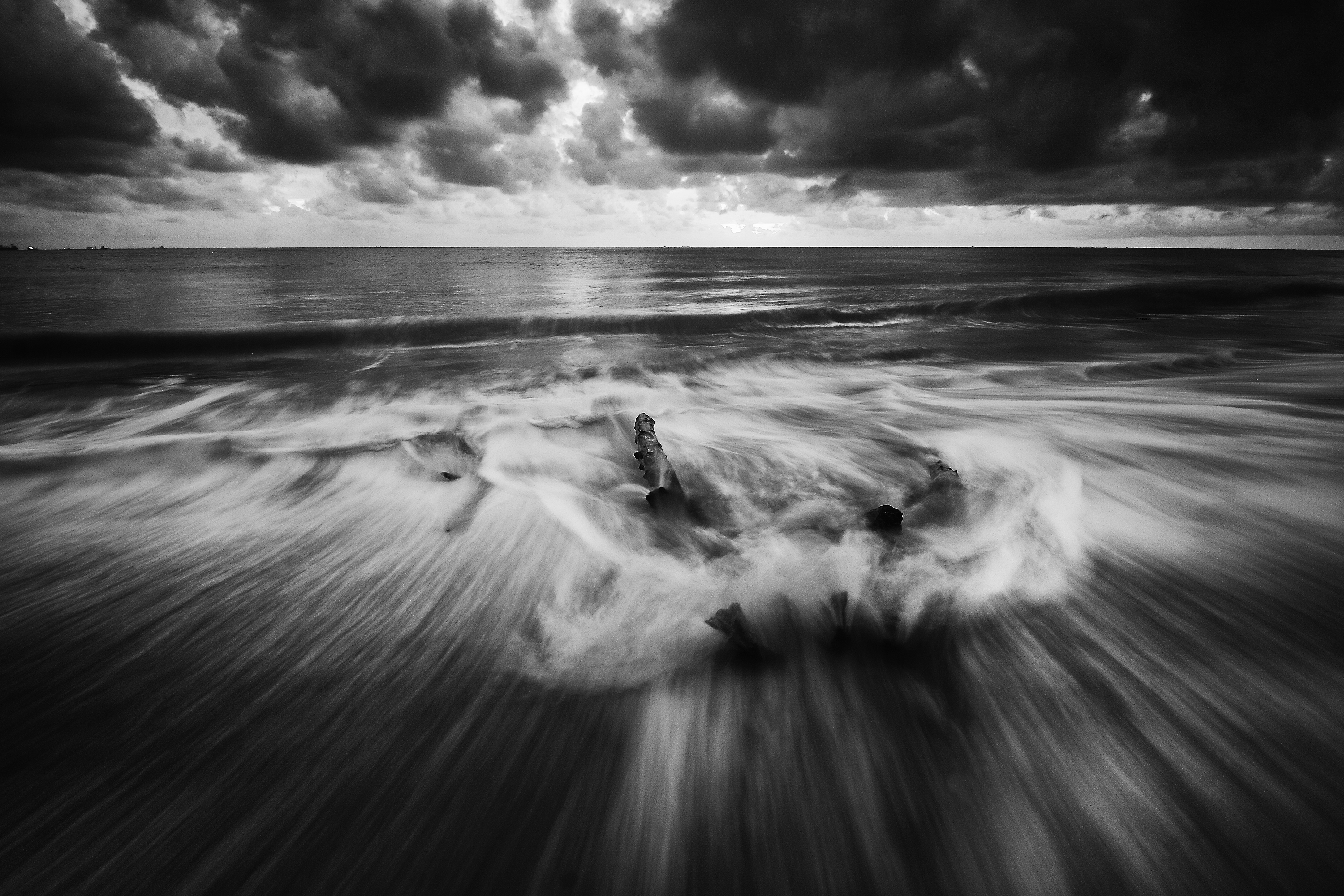 Free download wallpaper Nature, Horizon, Ocean, Earth, Foam, Cloud, Black & White on your PC desktop