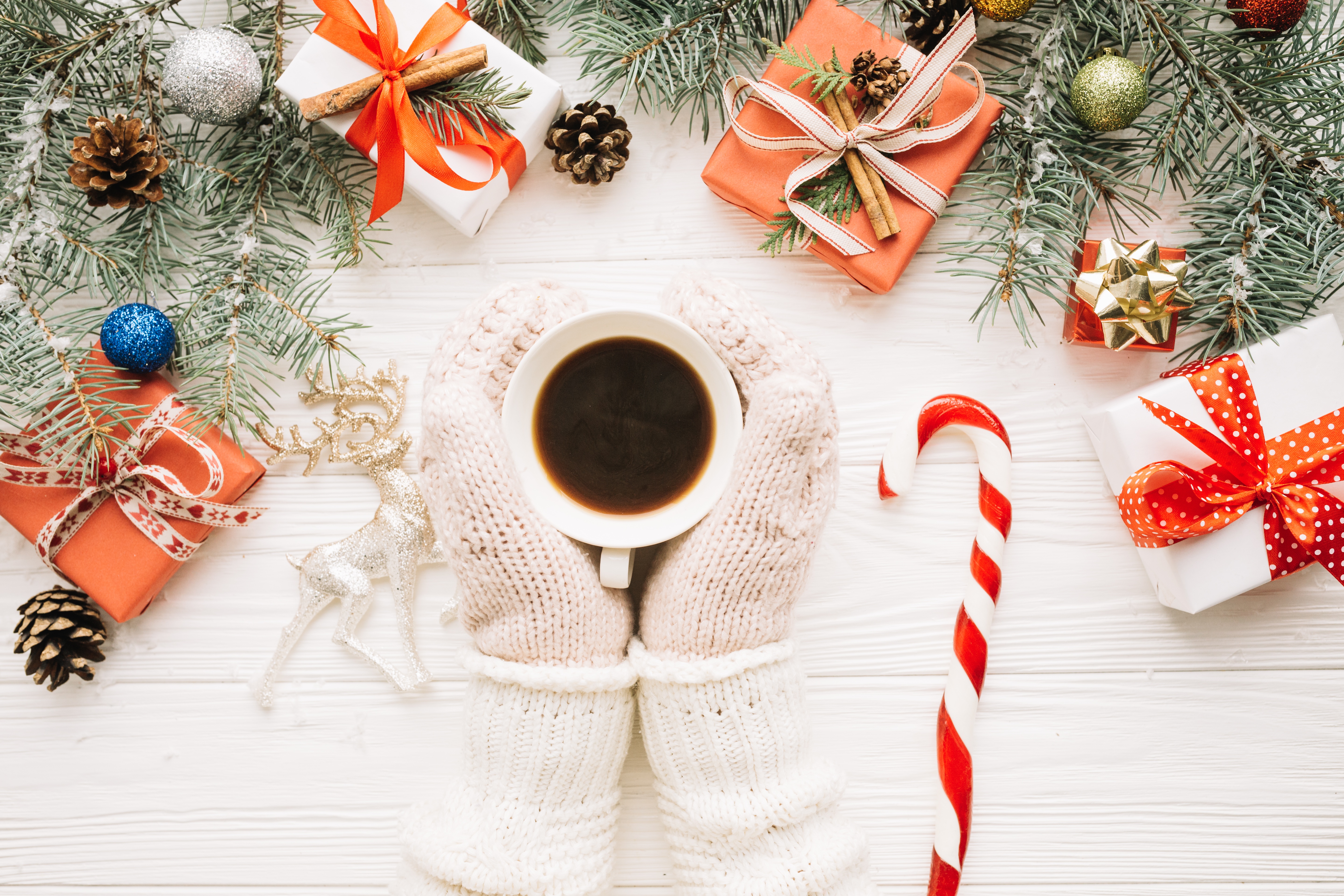 Laden Sie das Weihnachten, Tasse, Geschenk, Nahrungsmittel, Kaffee, Zuckerstange-Bild kostenlos auf Ihren PC-Desktop herunter