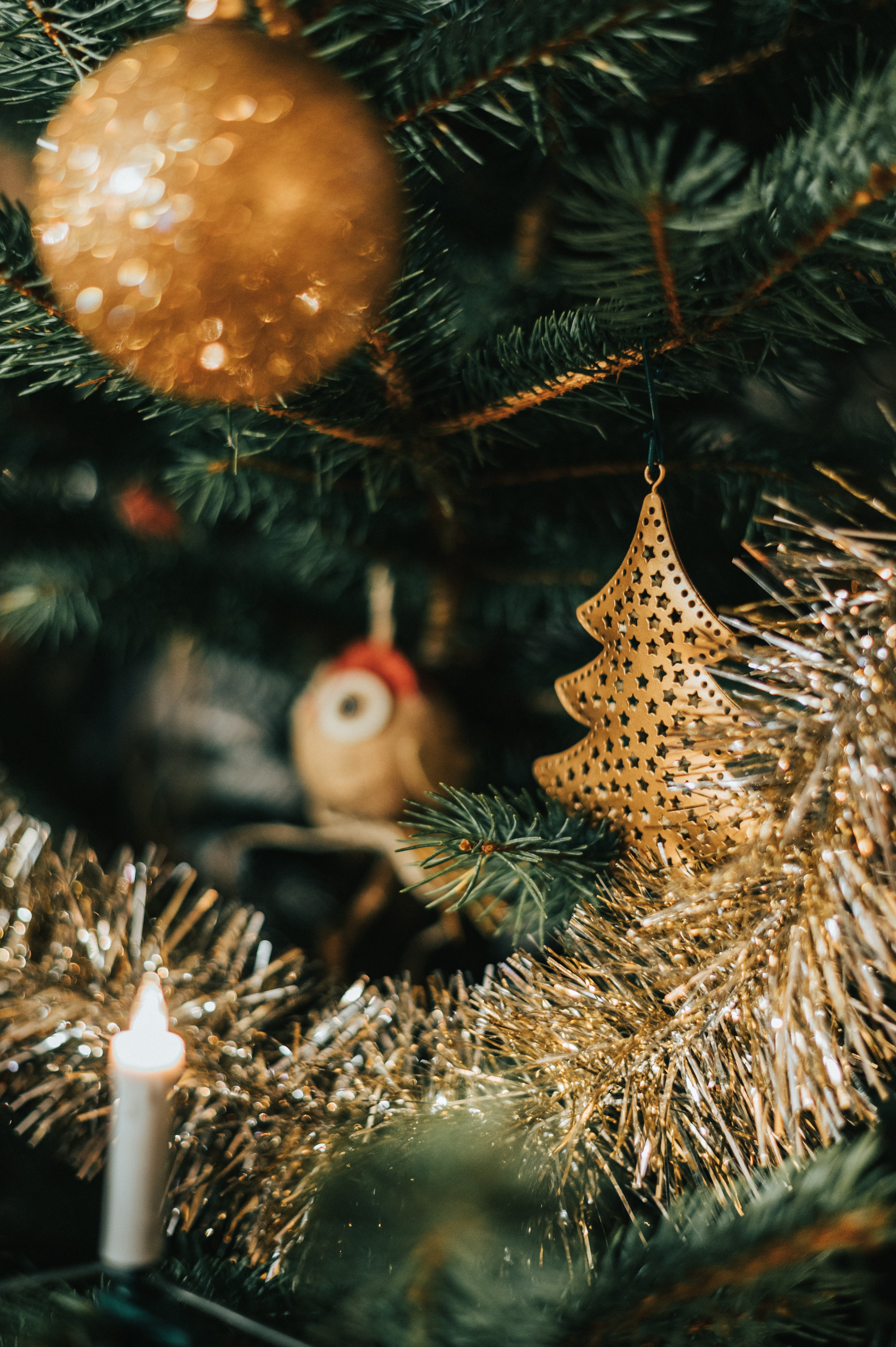 156322 baixar papel de parede árvore de natal, férias, ano novo, decorações, natal, ouropel, festão, guirlanda - protetores de tela e imagens gratuitamente