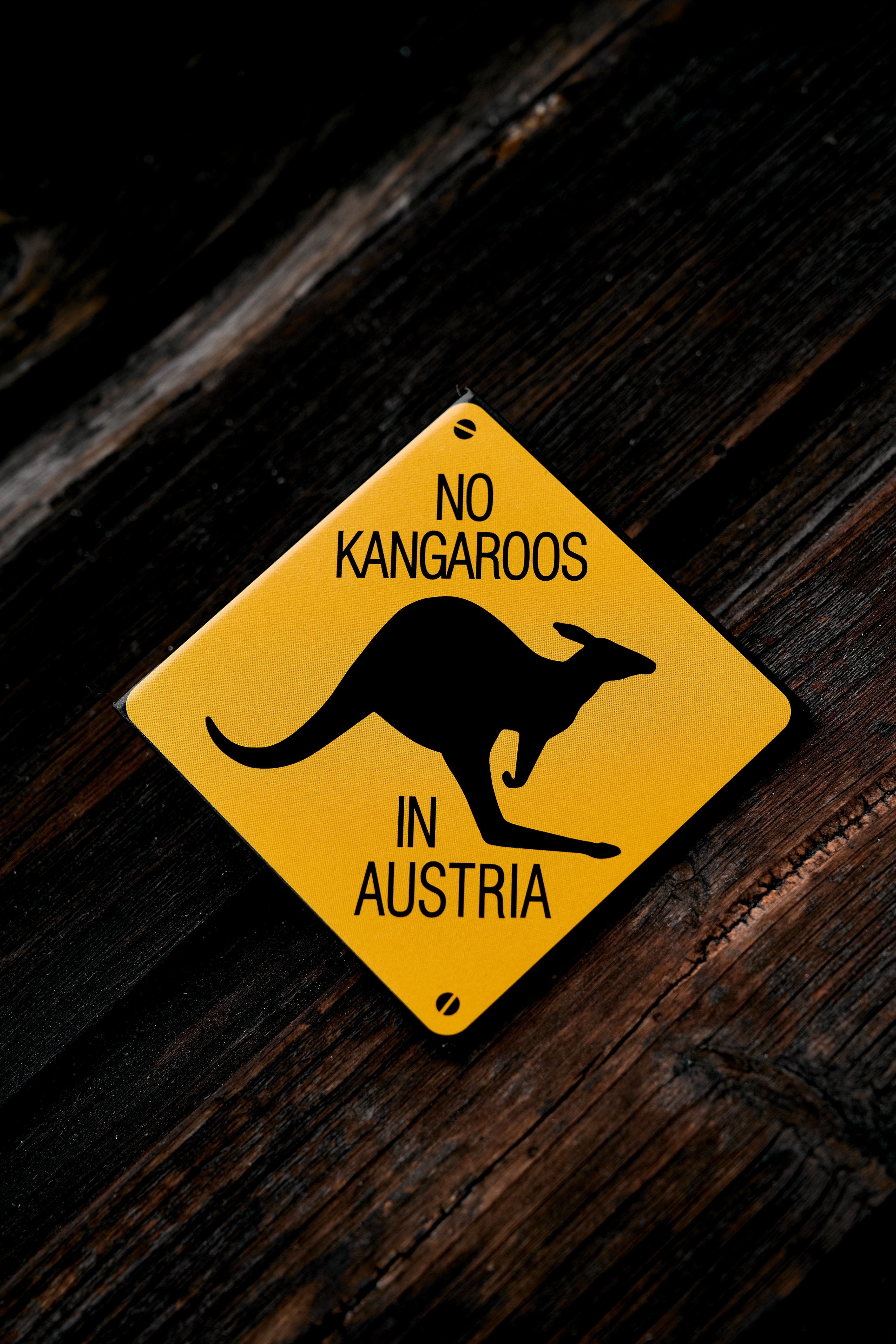 100352 скачать обои кенгуру, слова, деревянный, надпись, знак - заставки и картинки бесплатно
