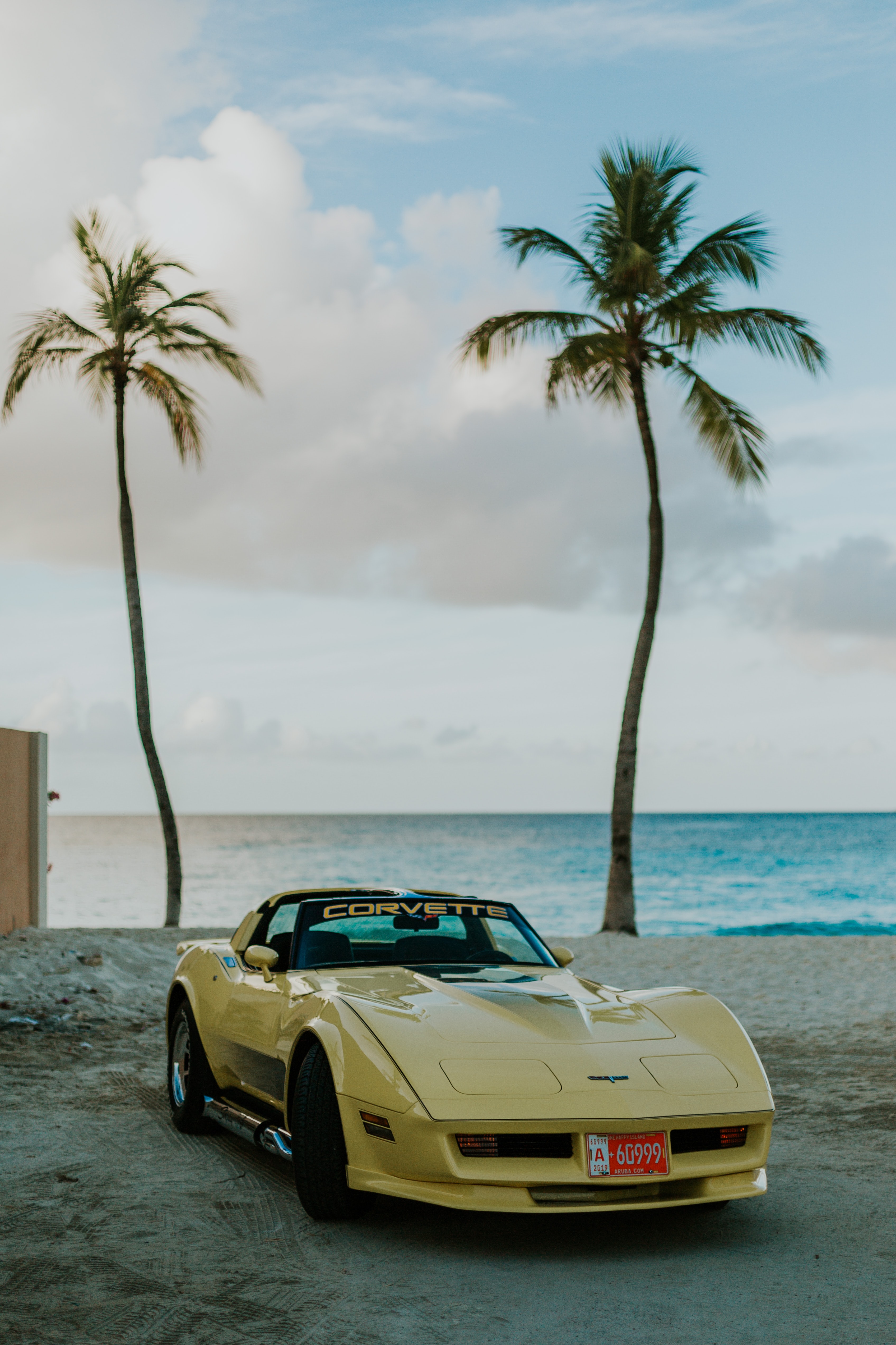 62481 скачать картинку желтый, пляж, шевроле (chevrolet), тачки (cars), автомобиль, ретро, chevrolet corvette - обои и заставки бесплатно