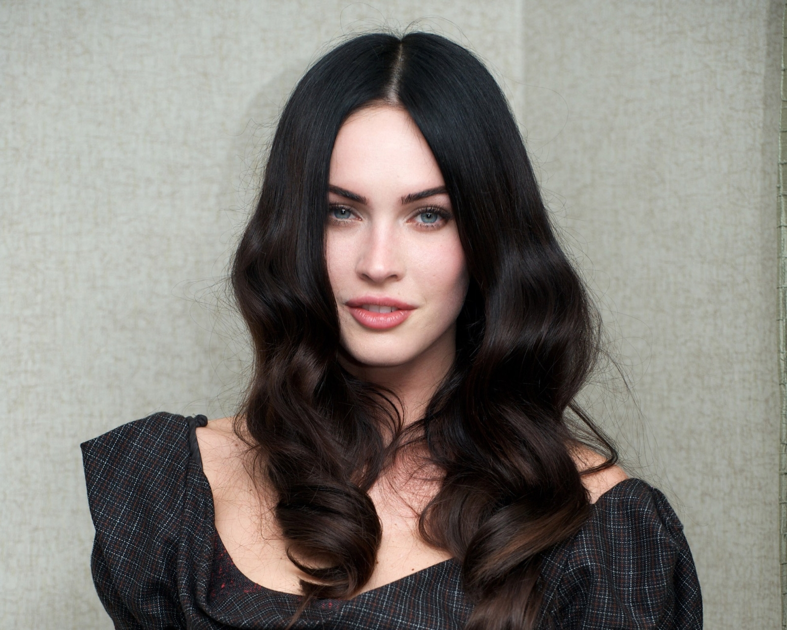 Download mobile wallpaper Megan Fox, Smile, Brunette, Blue Eyes, American, Celebrity, Actress for free.