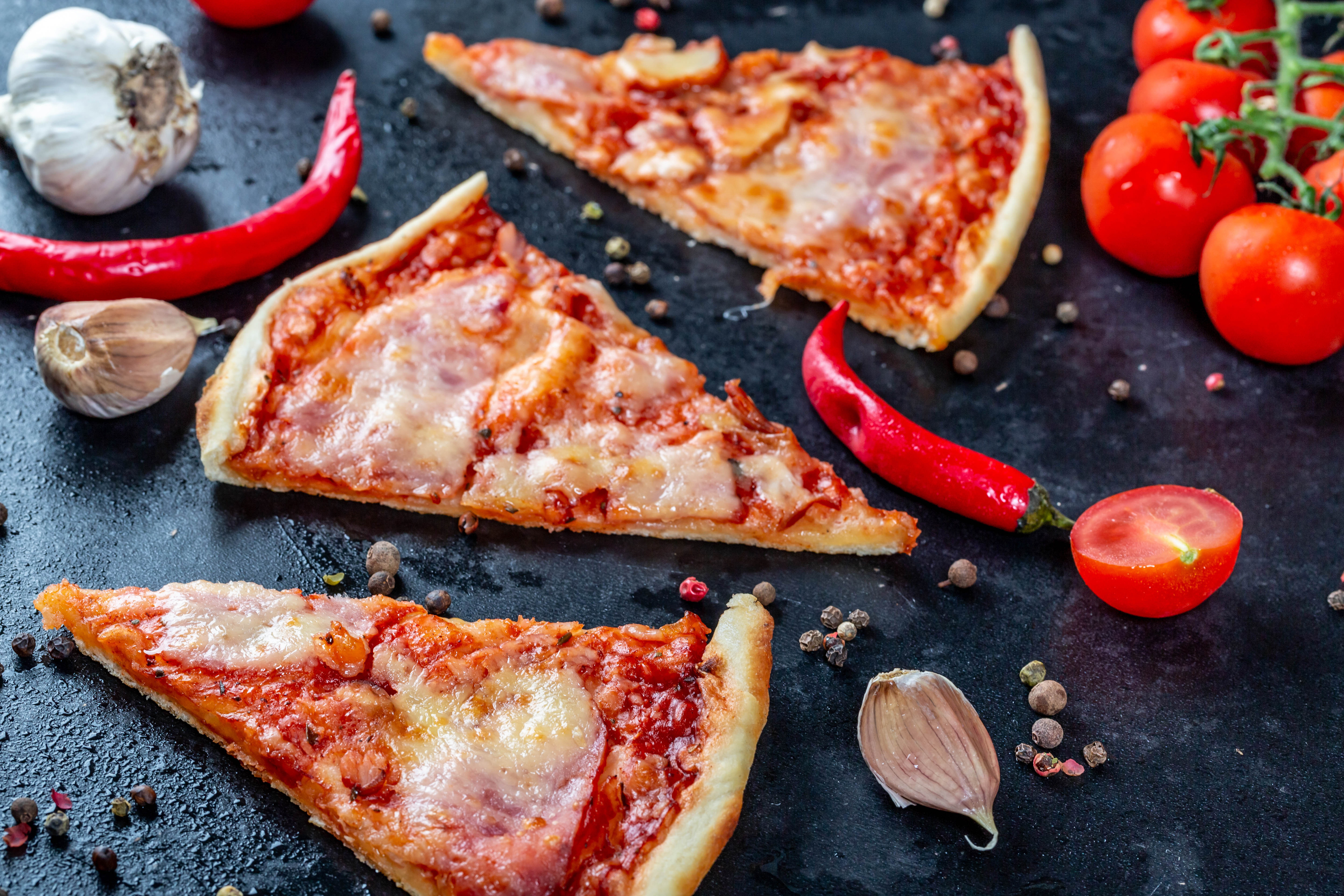 Descarga gratis la imagen Pizza, Pimienta, Tomate, Alimento, Bodegón en el escritorio de tu PC