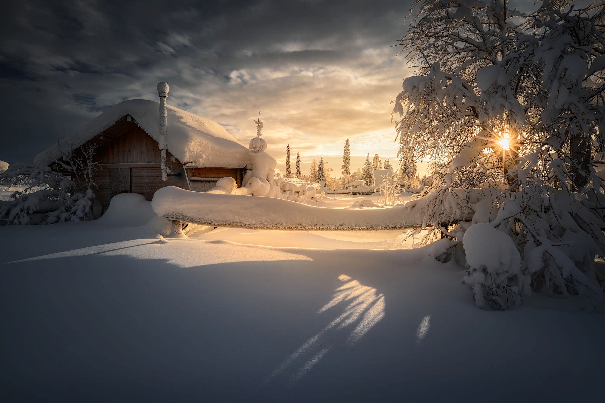 Скачать обои бесплатно Зима, Природа, Снег, Дом, Фотографии, Солнечный Луч картинка на рабочий стол ПК