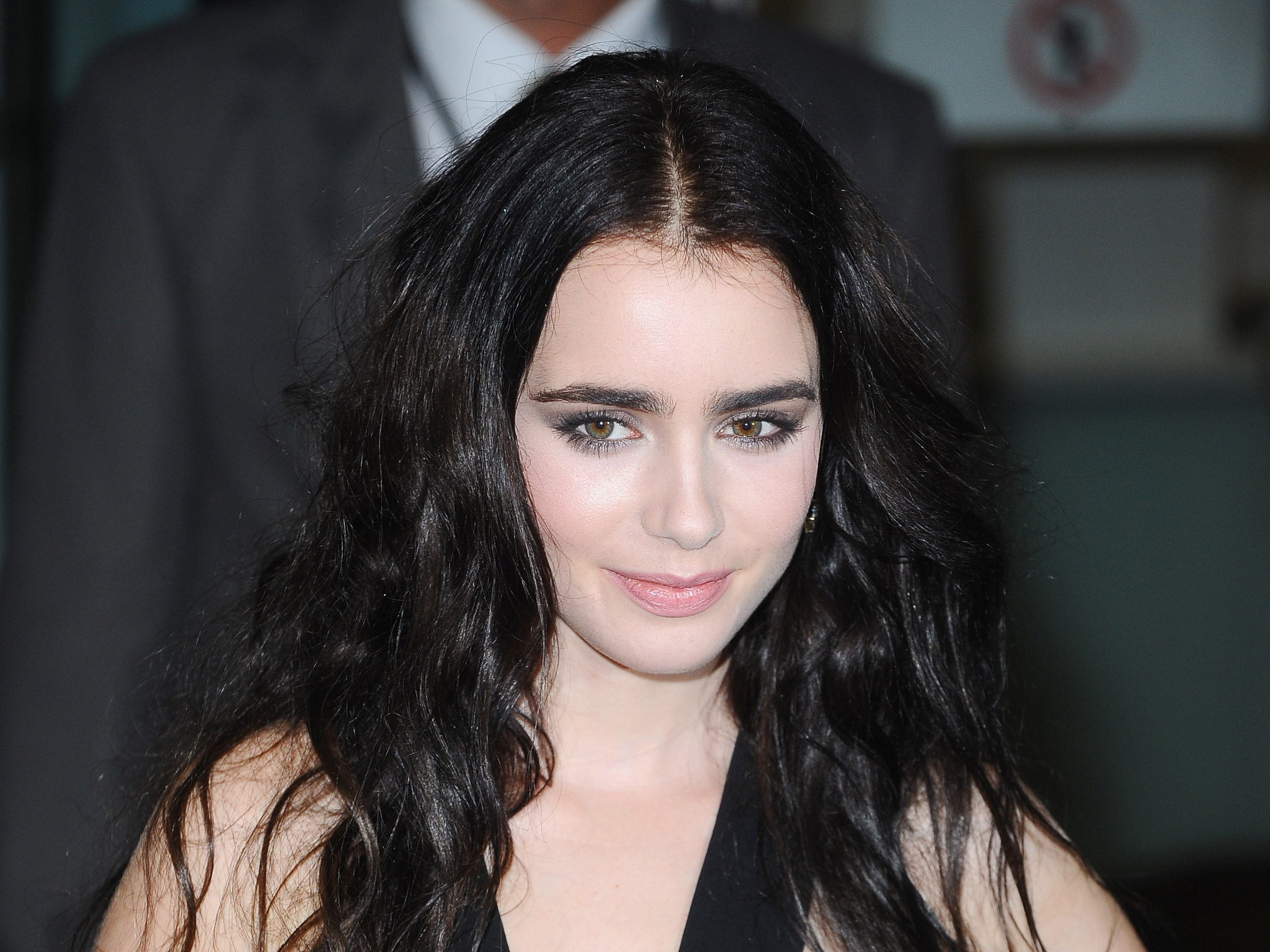 Download mobile wallpaper English, Celebrity, Actress, Lily Collins for free.