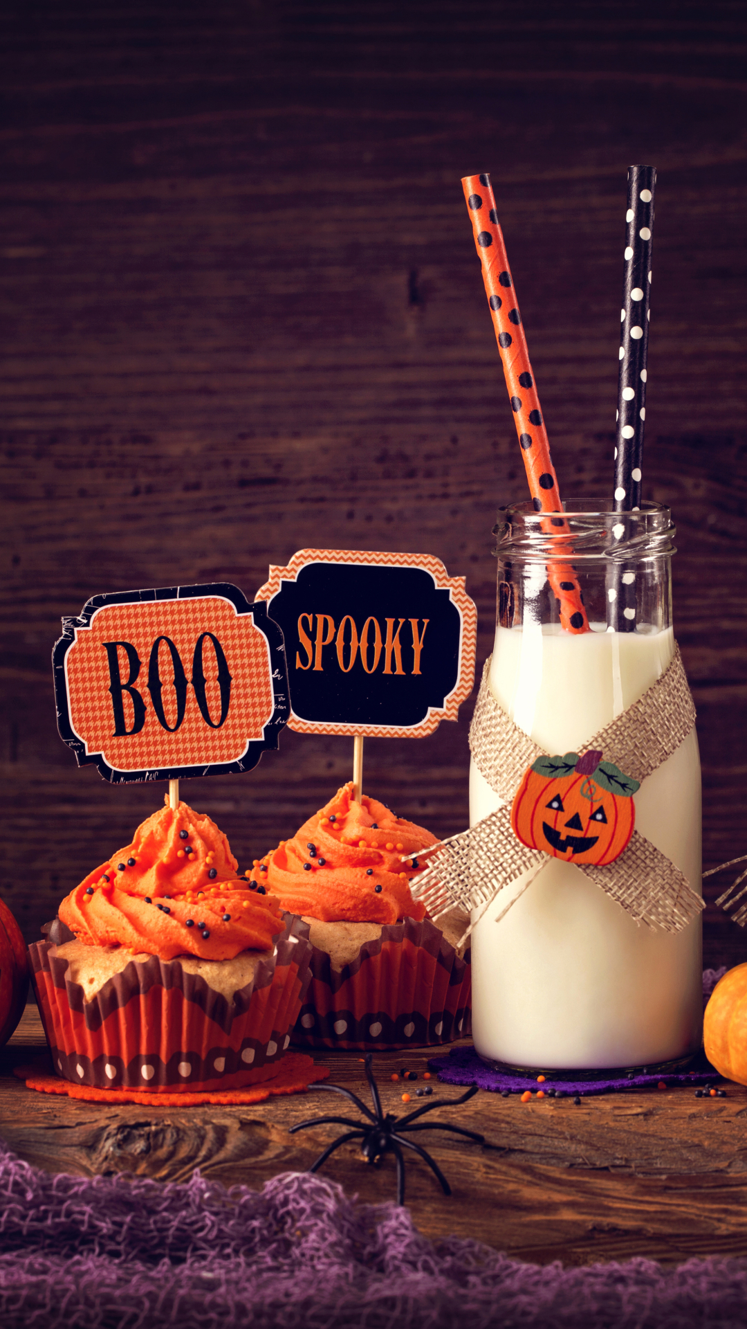 Handy-Wallpaper Halloween, Cupcake, Milch, Nahrungsmittel, Stillleben kostenlos herunterladen.