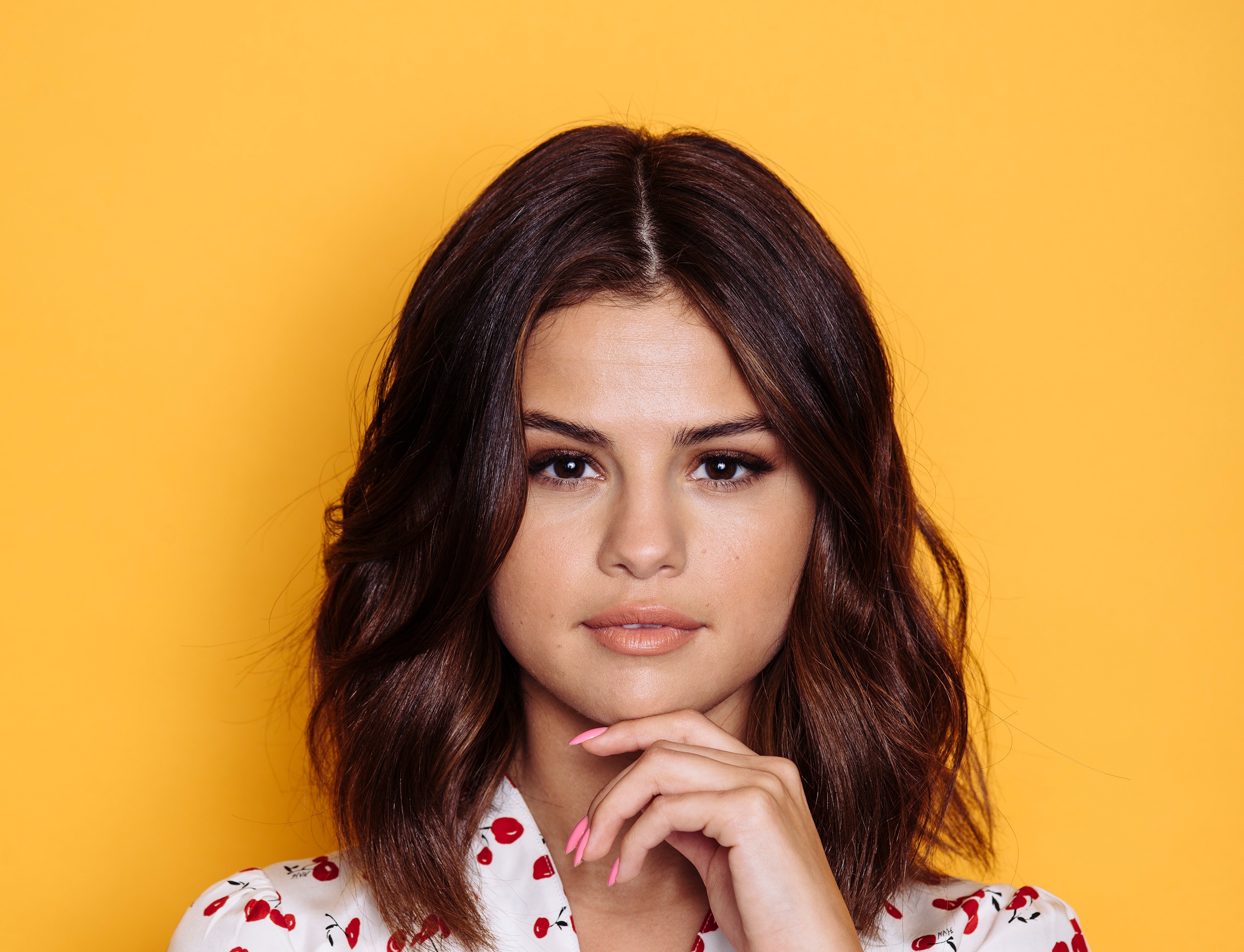 Handy-Wallpaper Musik, Selena Gomez, Sänger, Gesicht, Brünette, Amerikanisch, Braune Augen, Darstellerin kostenlos herunterladen.