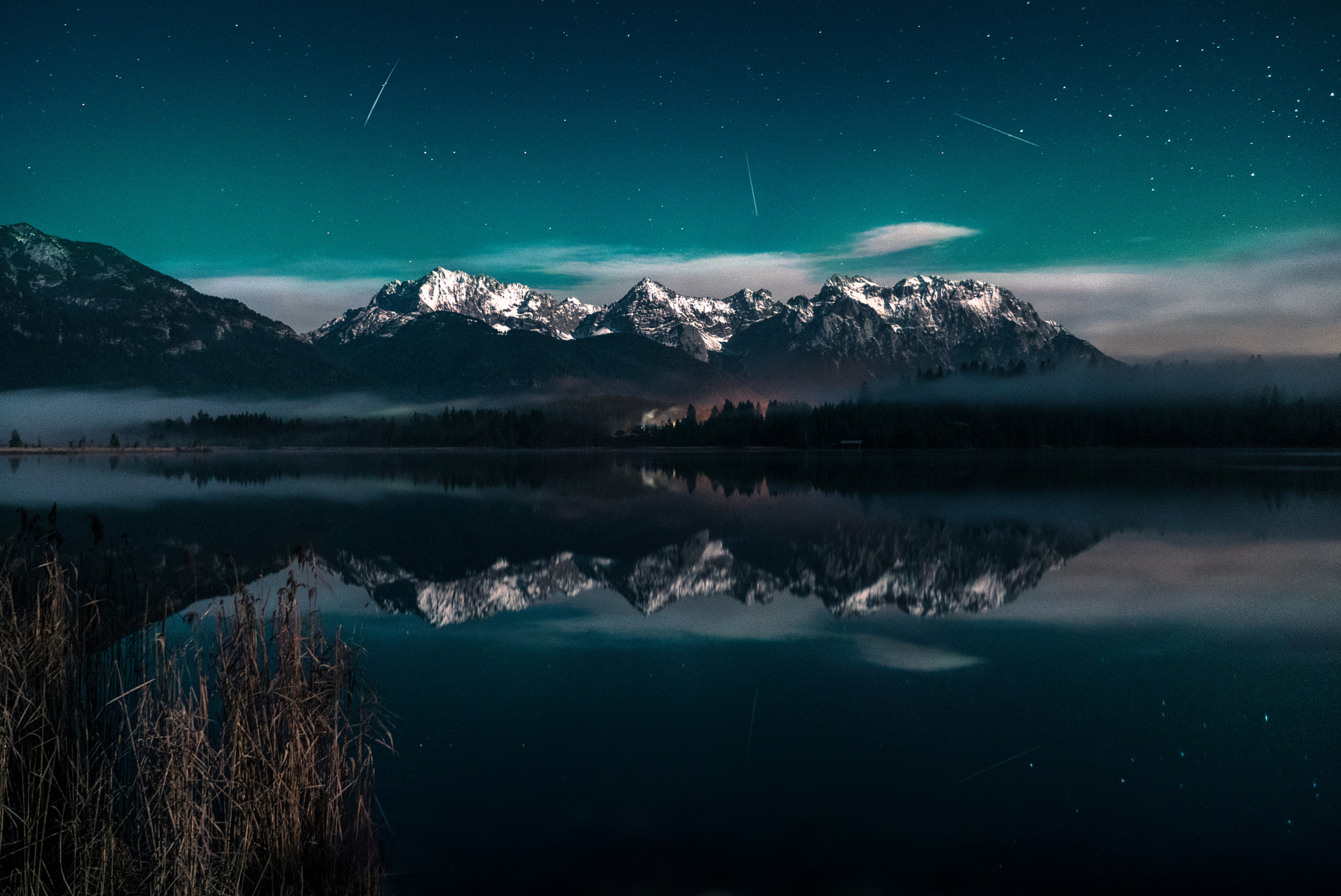 Descarga gratis la imagen Naturaleza, Cielo, Montaña, Lago, Niebla, Tierra/naturaleza, Reflejo en el escritorio de tu PC