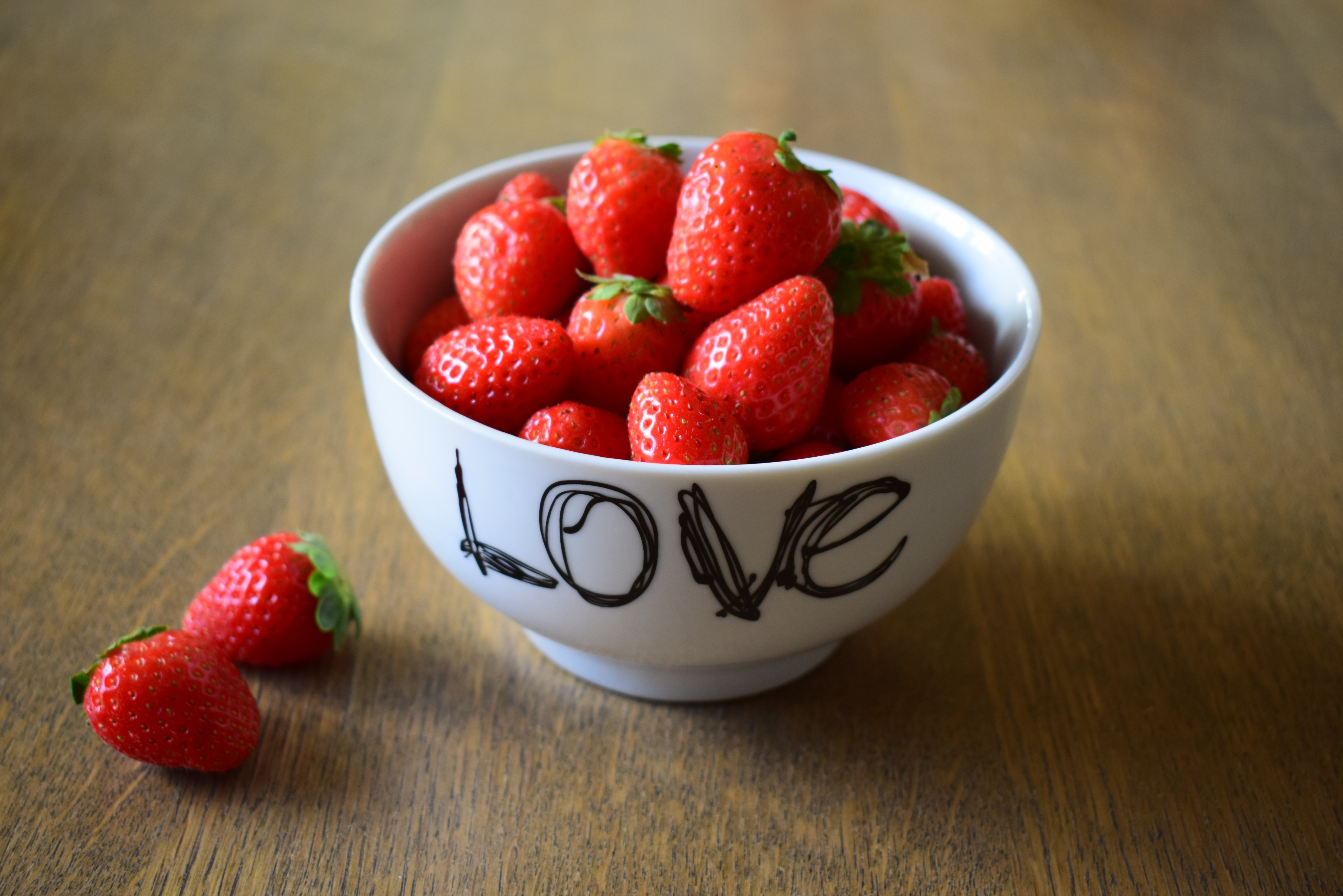Handy-Wallpaper Erdbeere, Liebe, Frucht, Nahrungsmittel, Früchte kostenlos herunterladen.