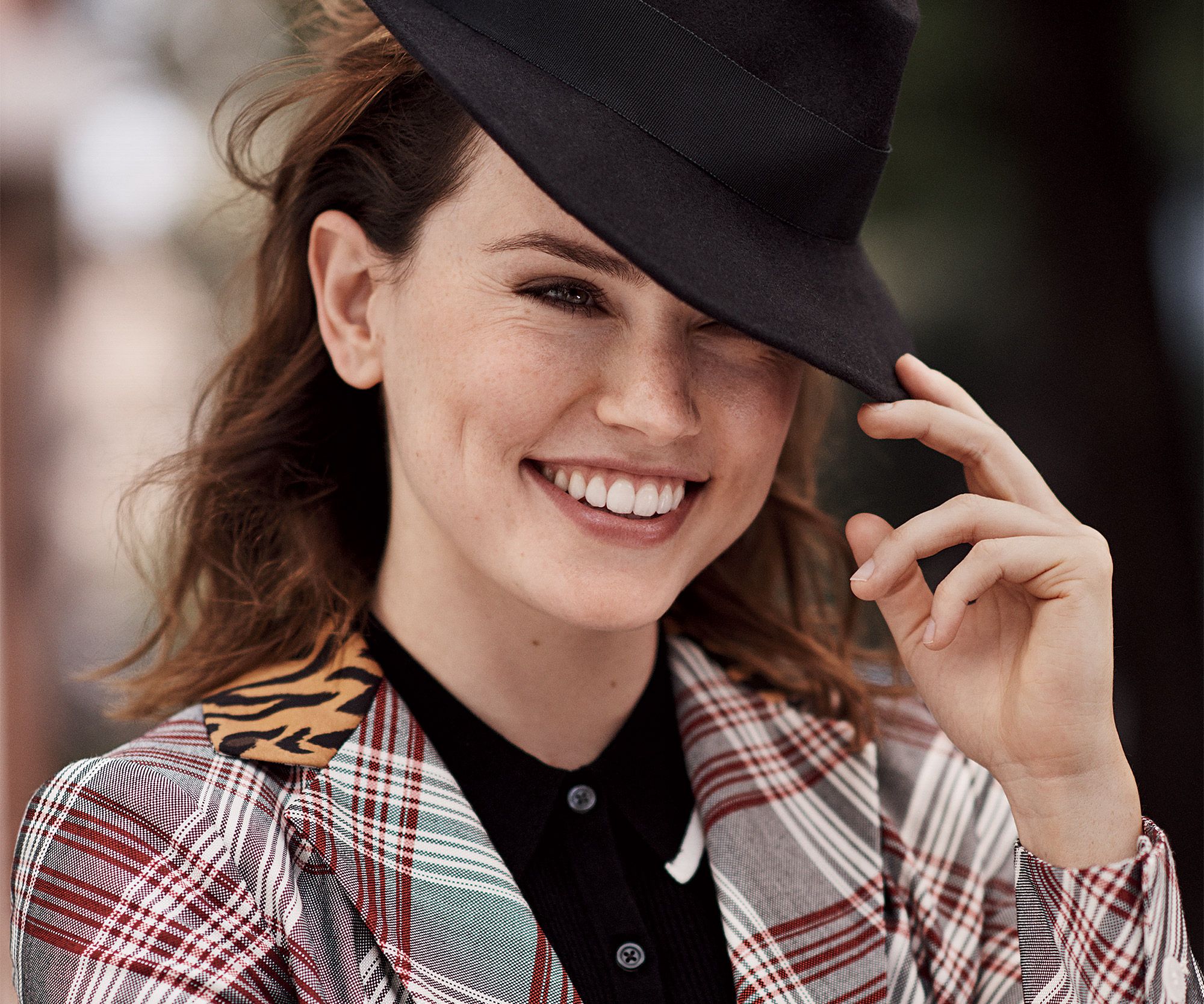 Download mobile wallpaper Smile, English, Face, Hat, Brunette, Celebrity, Actress, Daisy Ridley for free.