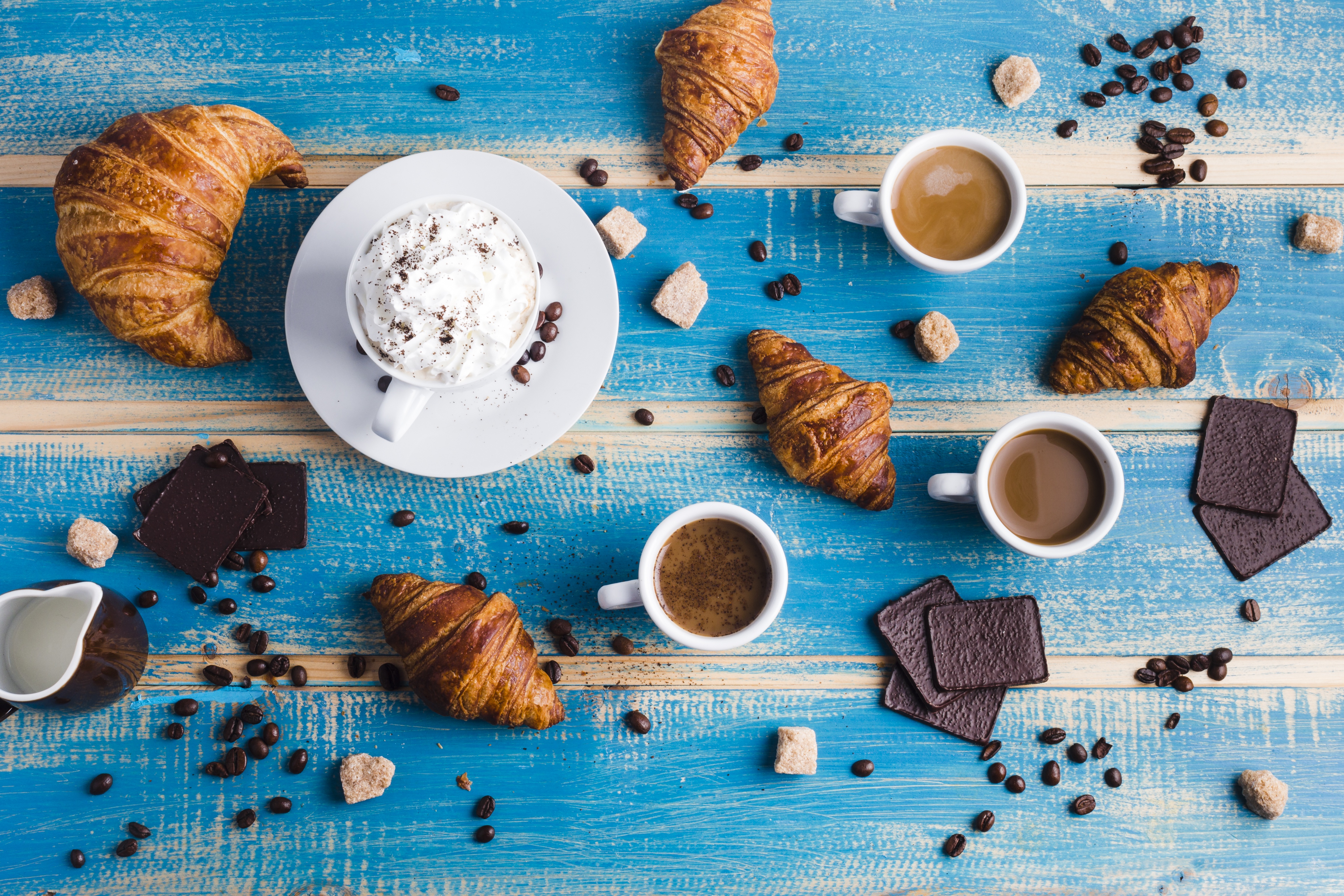 Handy-Wallpaper Kaffeebohnen, Croissant, Nahrungsmittel, Stillleben, Kaffee, Frühstuck kostenlos herunterladen.