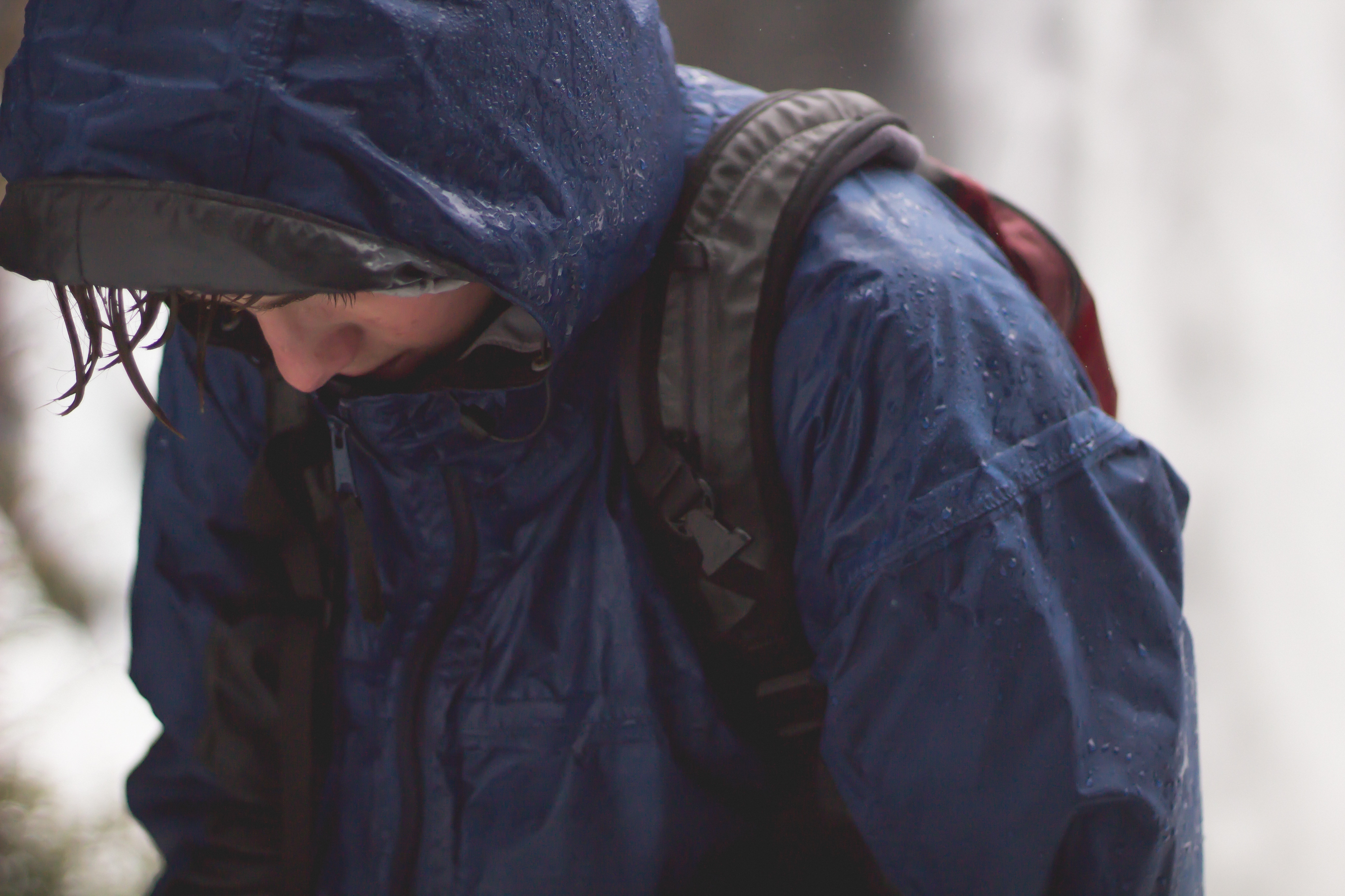 138130 скачать картинку дождь, разное, мокрый, лицо, капюшон, куртка - обои и заставки бесплатно