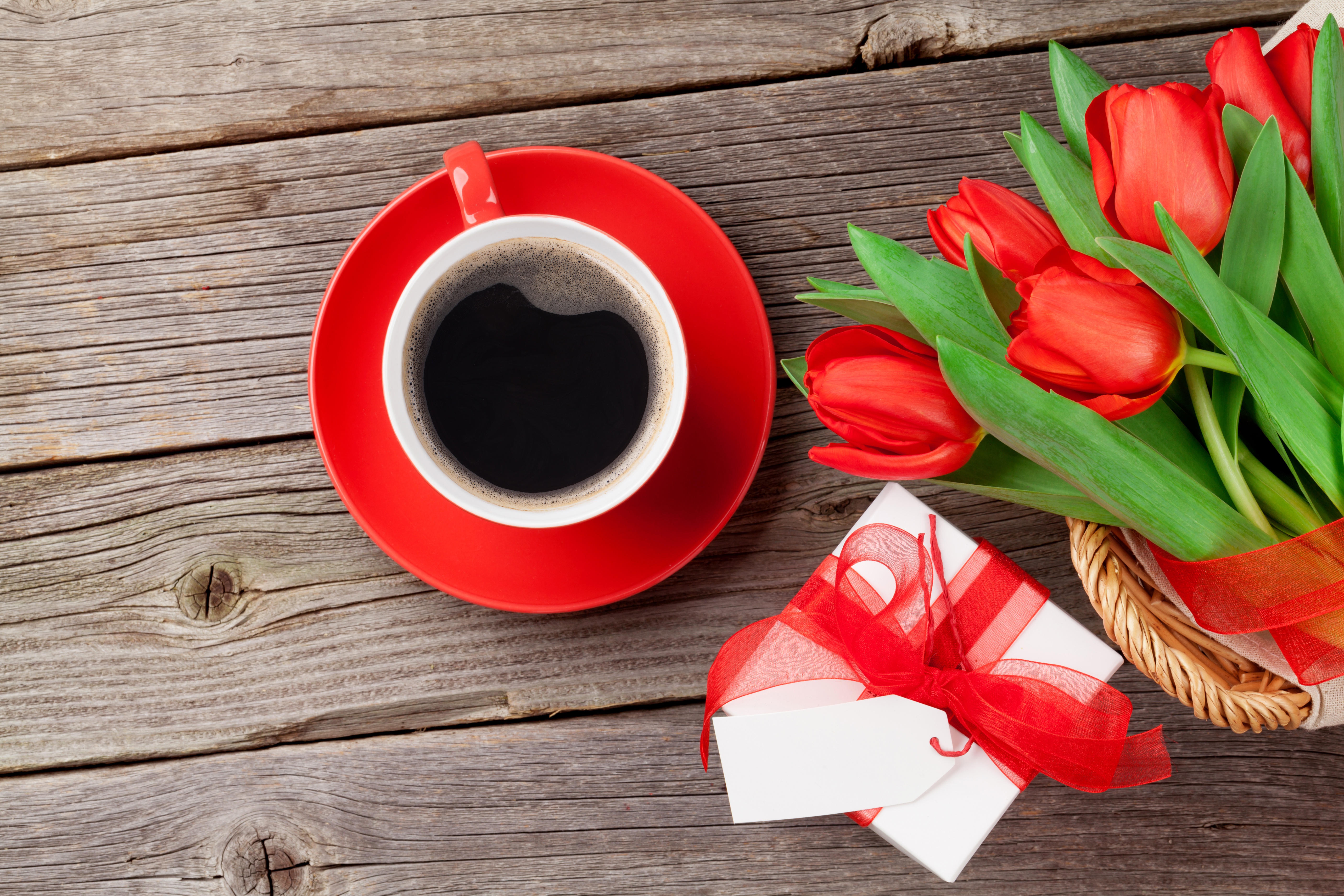 Handy-Wallpaper Liebe, Blume, Tasse, Geschenk, Tulpe, Rote Blume, Nahrungsmittel, Kaffee kostenlos herunterladen.