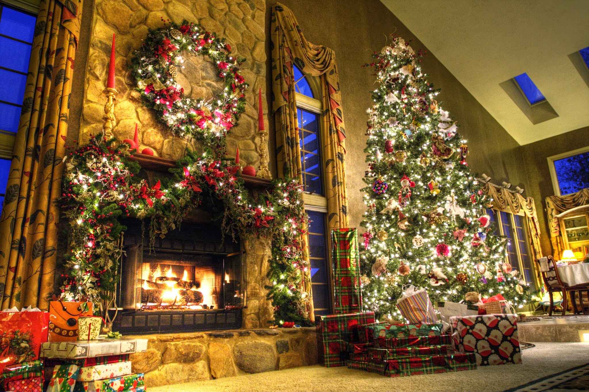 666003 descargar fondo de pantalla chimenea, adornos de navidad, día festivo, navidad, árbol de navidad, regalo: protectores de pantalla e imágenes gratis